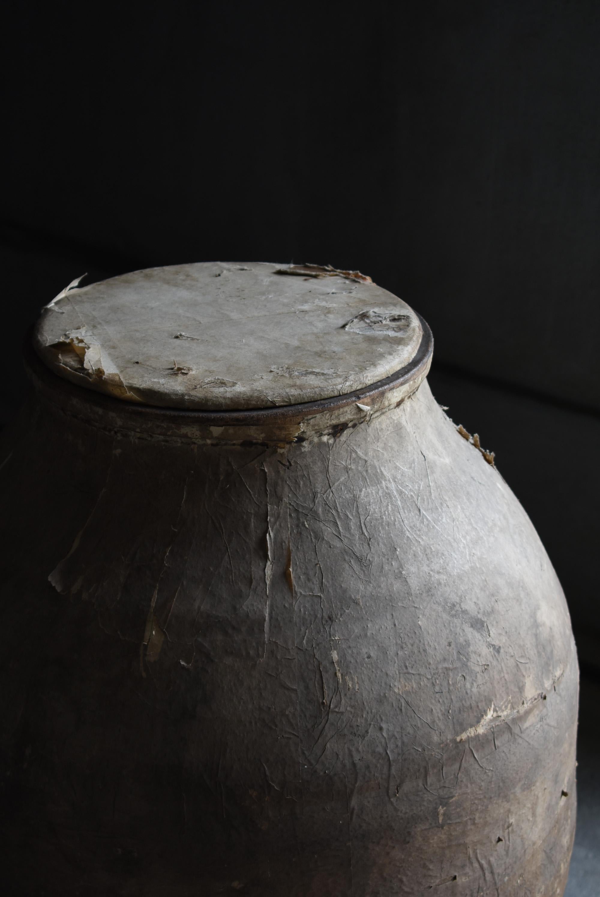 It is a jar baked in Shigaraki (Shiga Prefecture) in Japan.
The era seems to be the Meiji era (1800-1900).
It is used to store tea leaves.
The pottery is covered with paper.
The reason is that it has the effect of preventing cracks and
