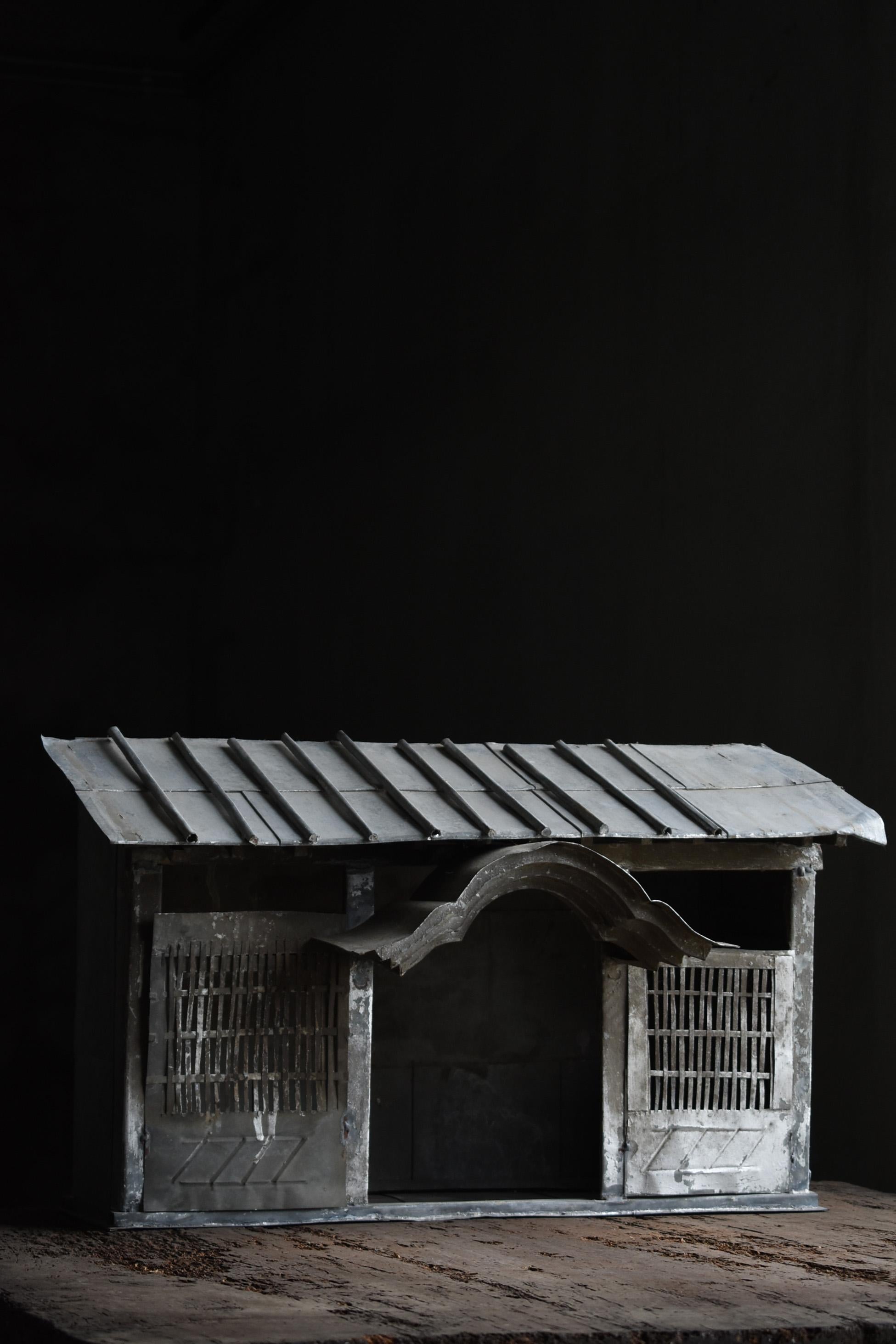 This is an old Japanese Buddha house.

The era is the early Showa period.
The material is galvanized iron.

It is not made by a skilled craftsman, but handmade by an amateur.
It's very attractive and interesting.
It has sublimated into an excellent
