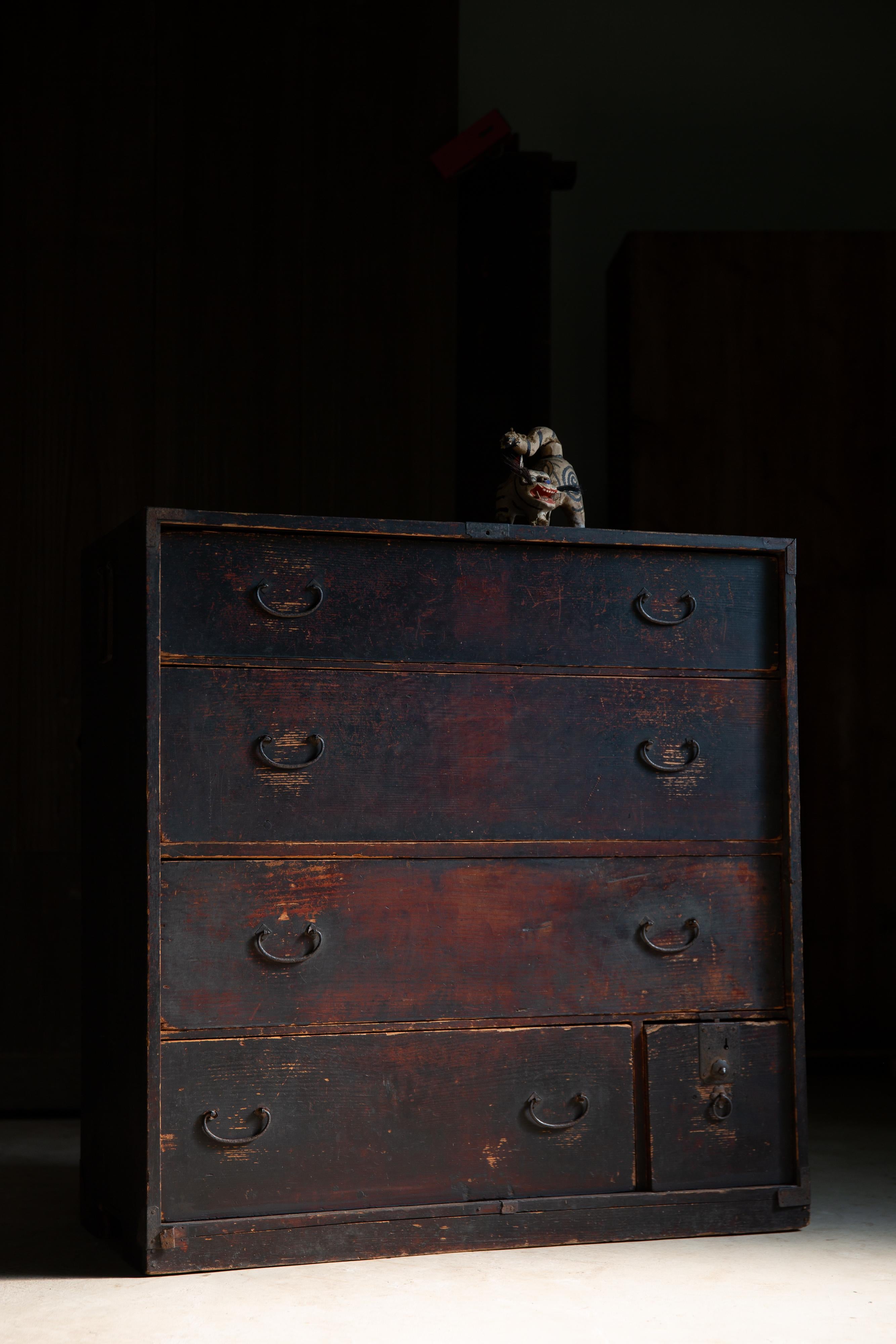 Mid-size, Dark reddish brown Urushi lacquered Tansu chest of drawers made of Sugi cedar - a product of late Edo to early Meiji era (circa 1860s-1880s) , estimate from the style & conditions. Original urushi lacquer remains in nice wabi sabi