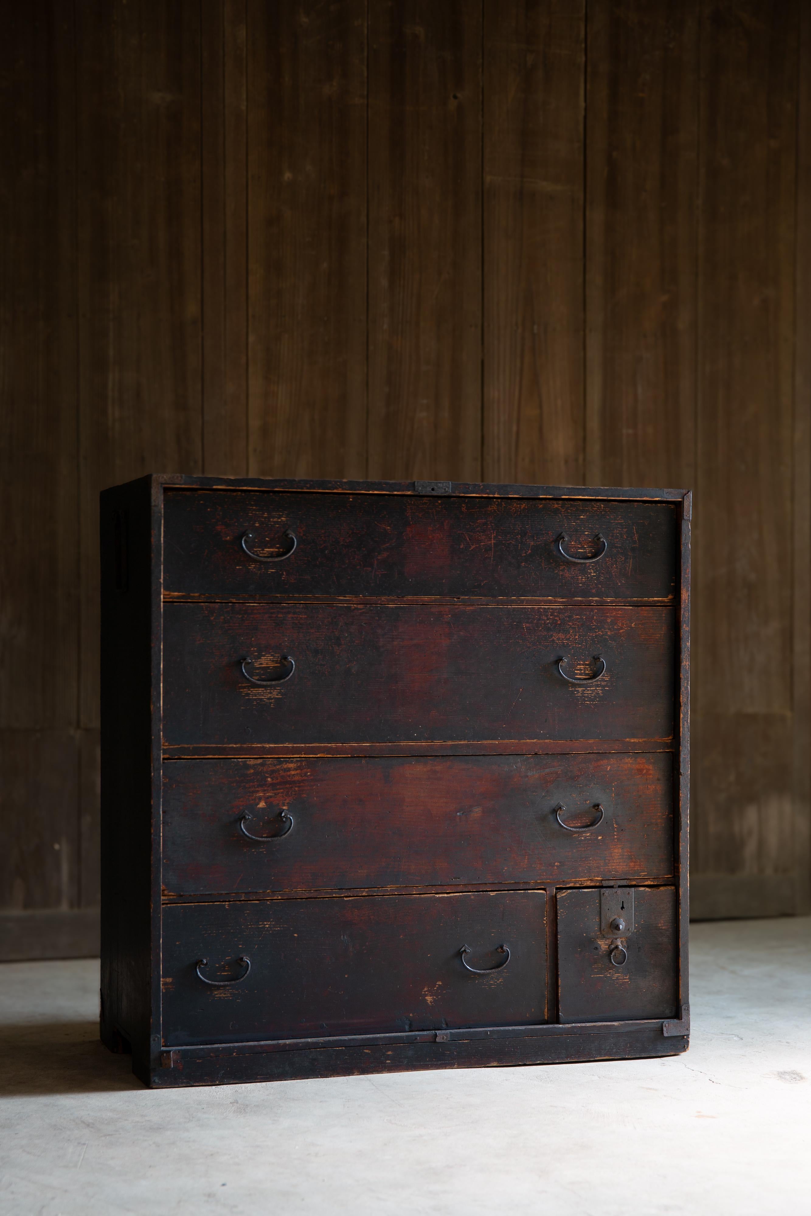 1860s-80s Japanese antique mid size Urushi Tansu chest of drawers, wabi sabi In Good Condition For Sale In 常陸大宮市, JP