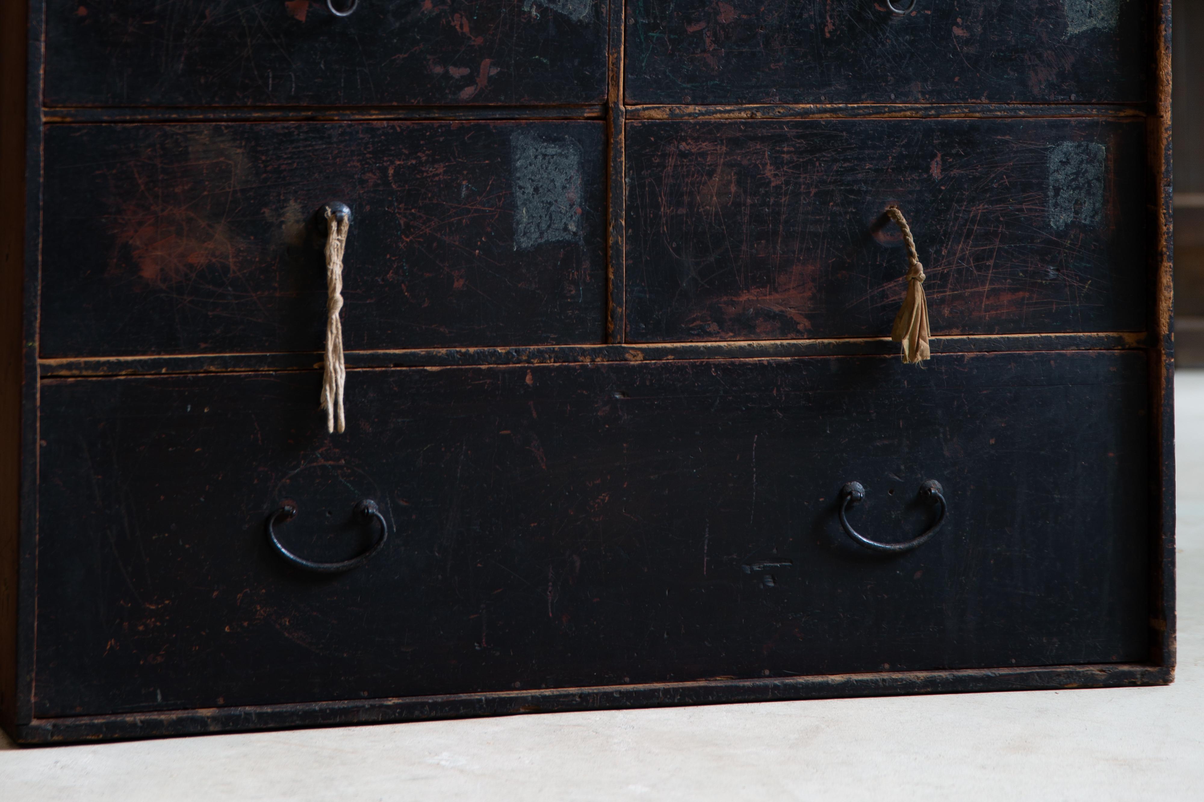 1860s-80s Cómoda japonesa antigua wabi sabi Urushi negro medio Tansu en Bueno estado para la venta en 常陸大宮市, JP