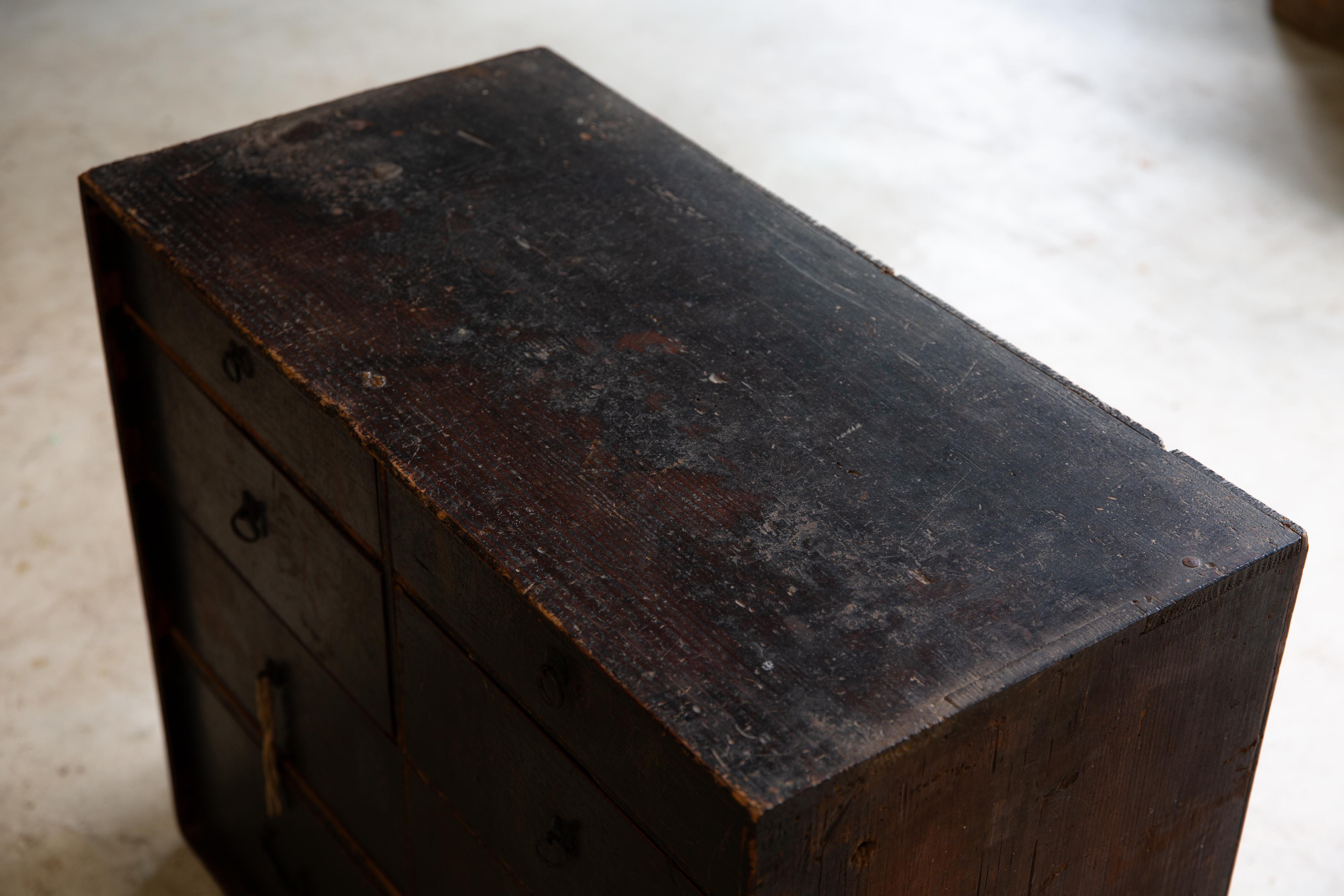 1860s-80s Cómoda japonesa antigua wabi sabi Urushi negro medio Tansu en venta 4
