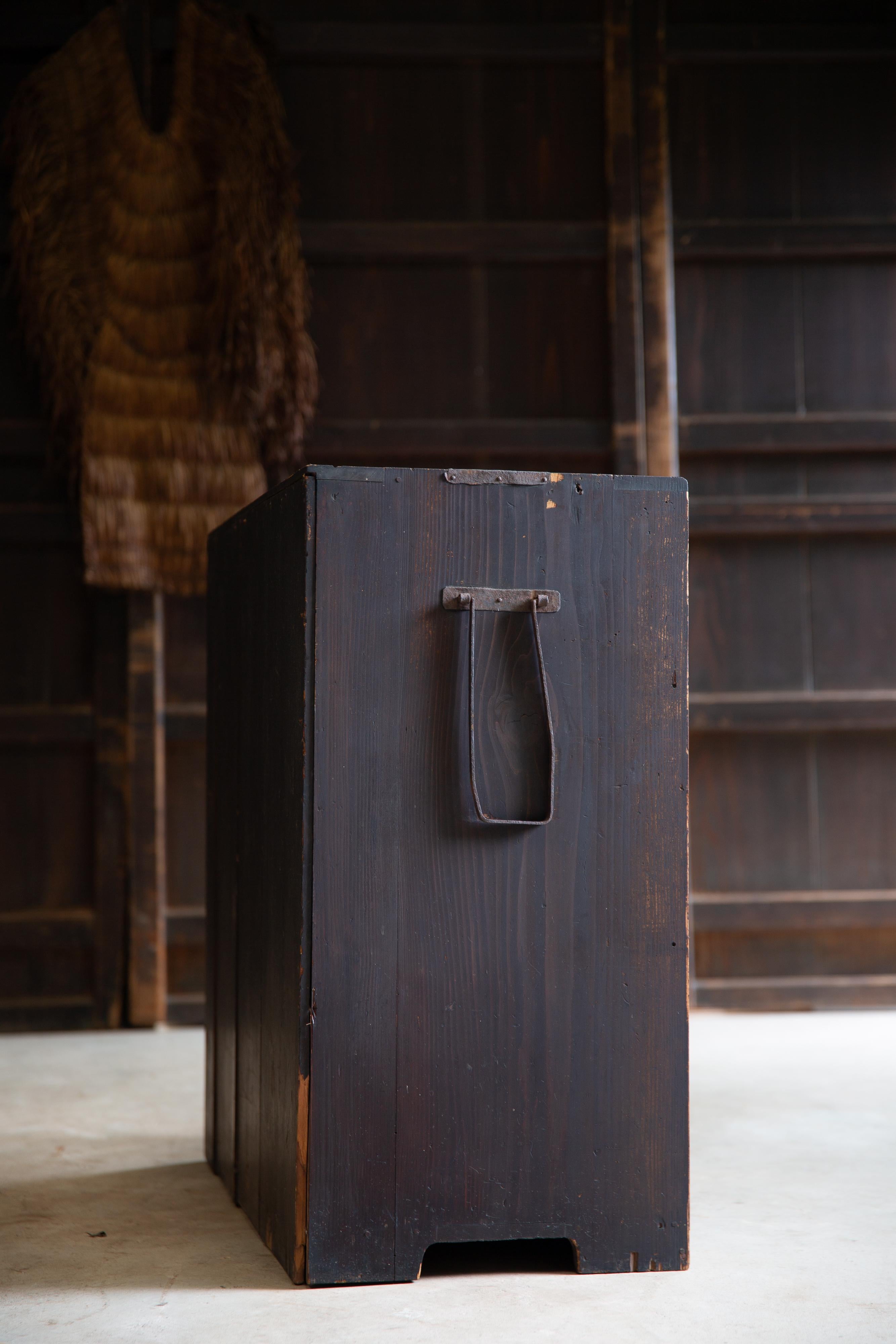 1860-80er Jahre japanische antike wabi sabi Schwarz Urushi Mitte Tansu Kommode im Angebot 5