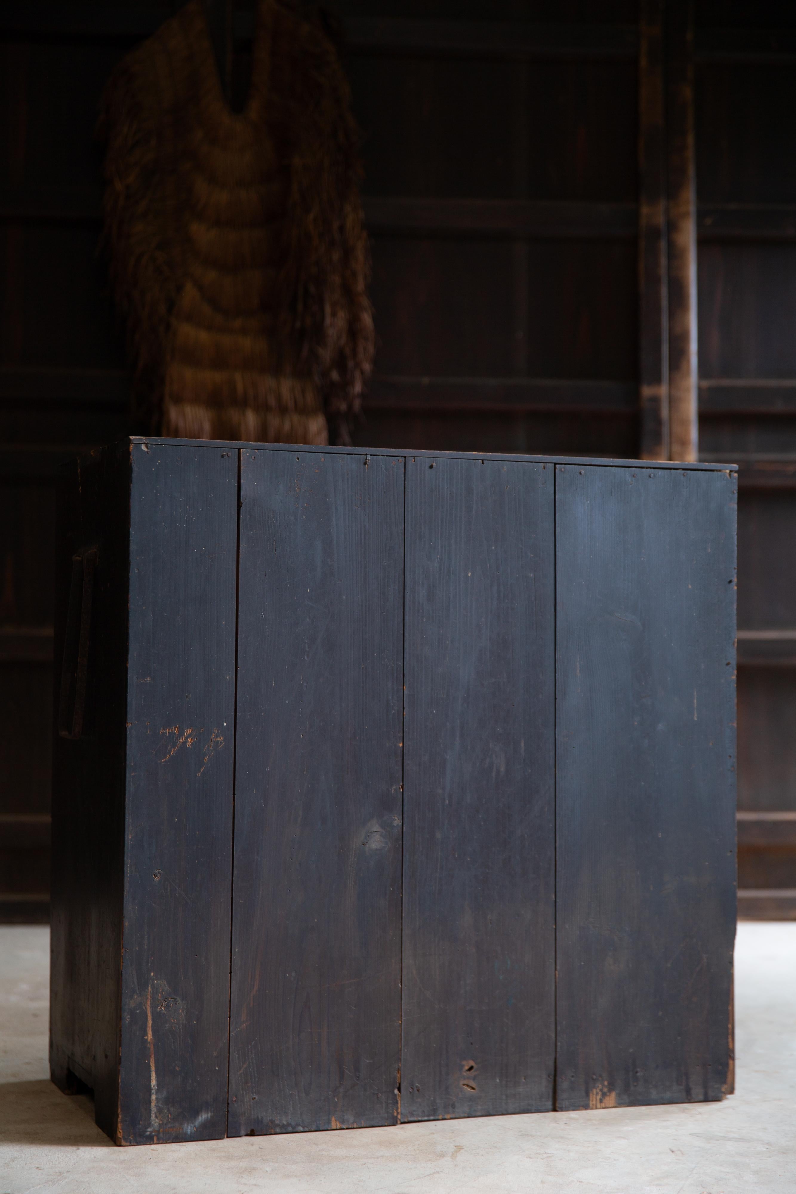 1860-80er Jahre japanische antike wabi sabi Schwarz Urushi Mitte Tansu Kommode (19. Jahrhundert) im Angebot