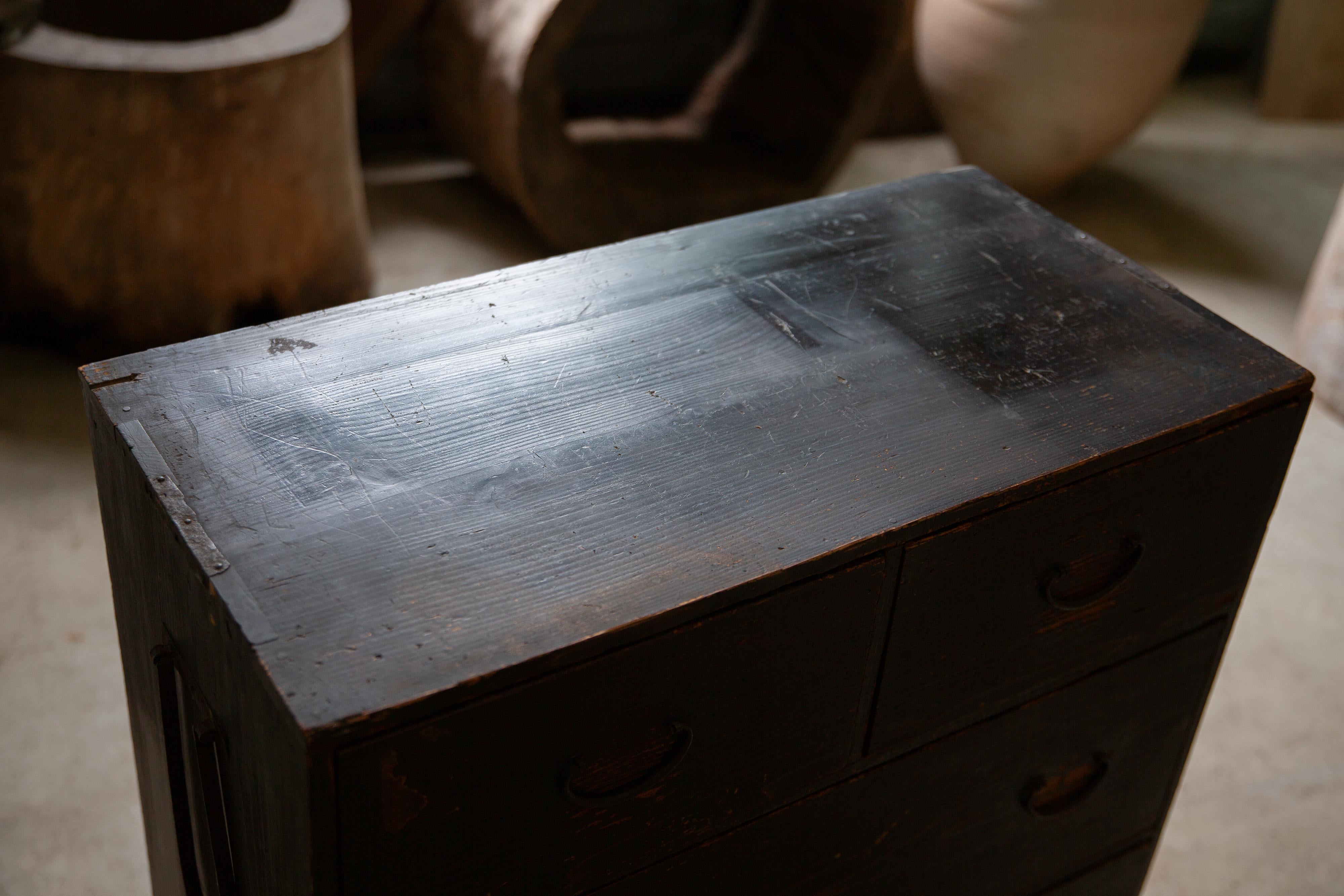 1860-80er Jahre japanische antike wabi sabi Schwarz Urushi Mitte Tansu Kommode im Angebot 10