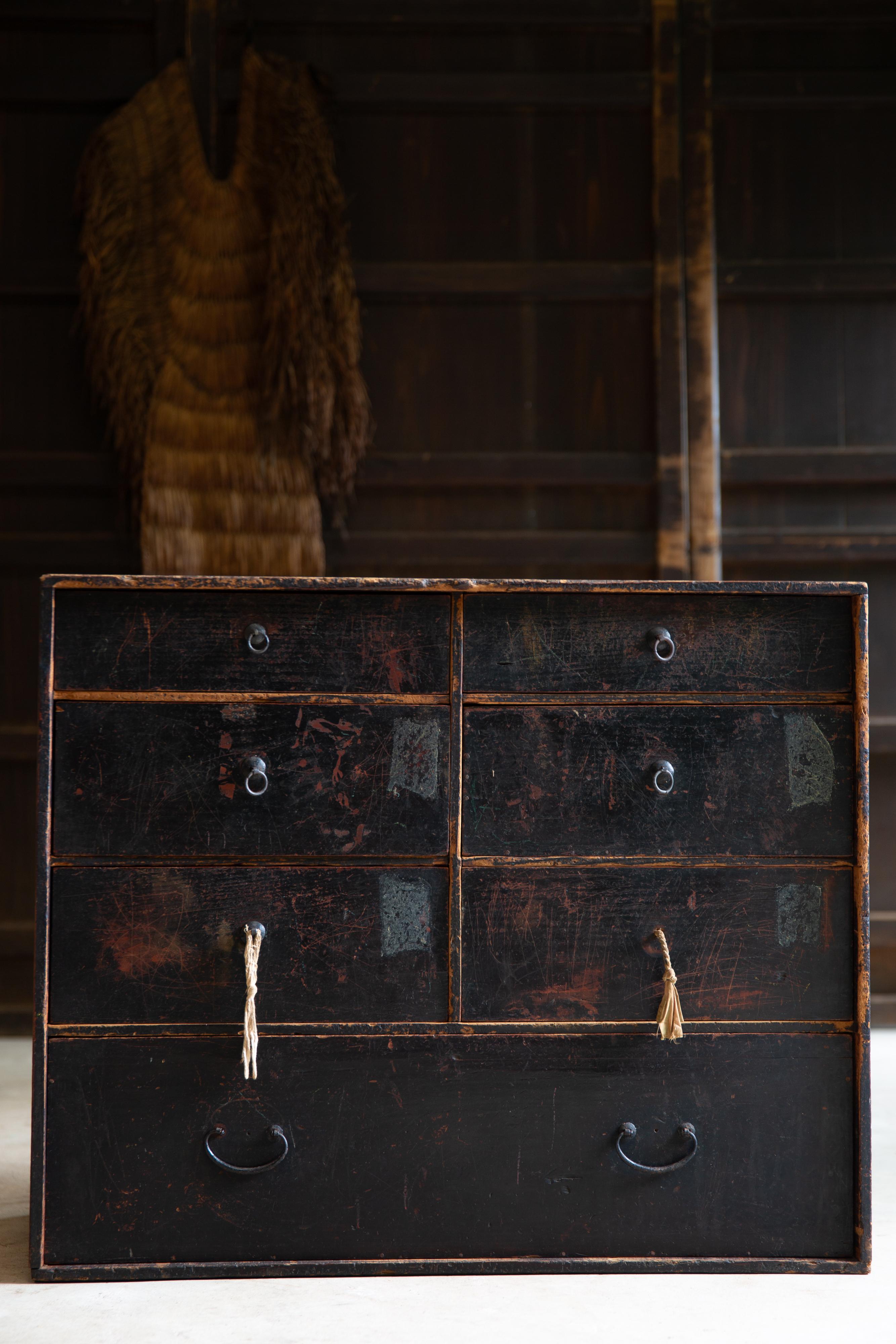 De la zona de Kanto o Tohoku, Japón. 
Esta cómoda Tansu de tamaño medio, lacada en Urushi negro, es un producto de finales de la era Edo a principios de la era Meiji (hacia 1860-1880) , según el estilo y las condiciones.

Fabricado originalmente con
