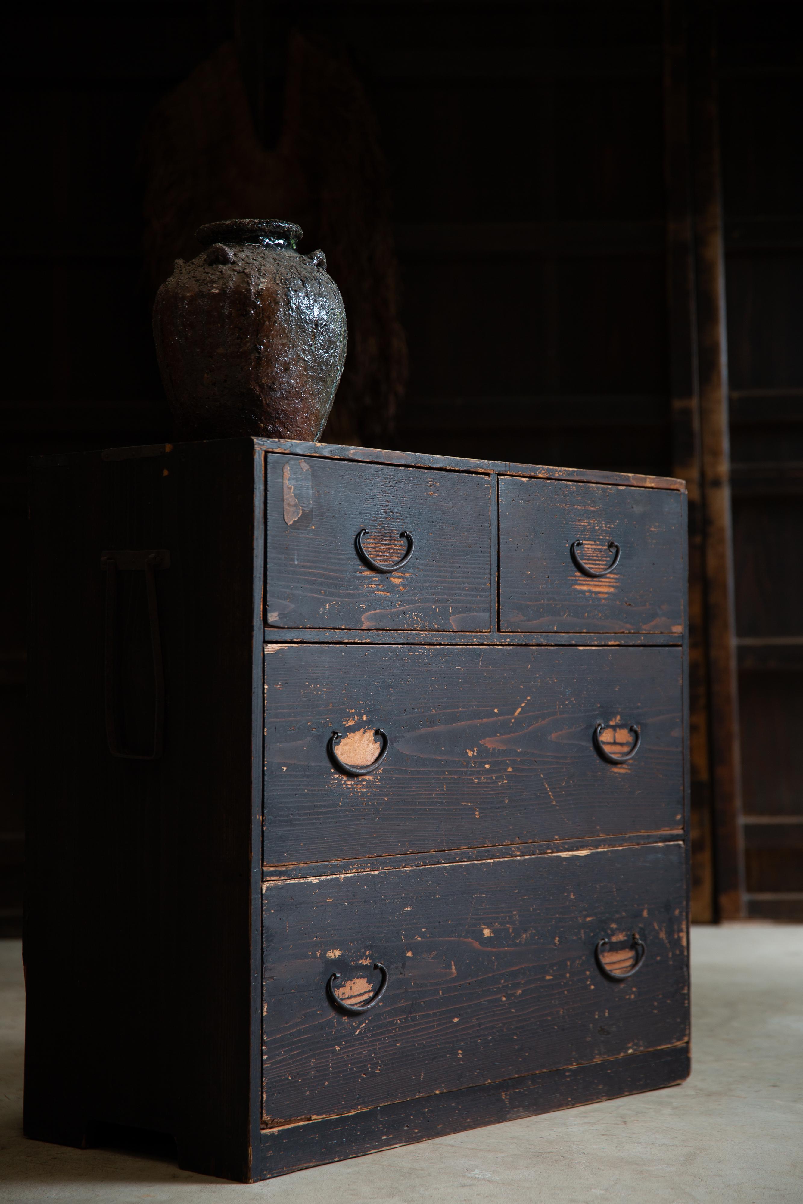 1860-80er Jahre japanische antike wabi sabi Schwarz Urushi Mitte Tansu Kommode (Japanisch) im Angebot
