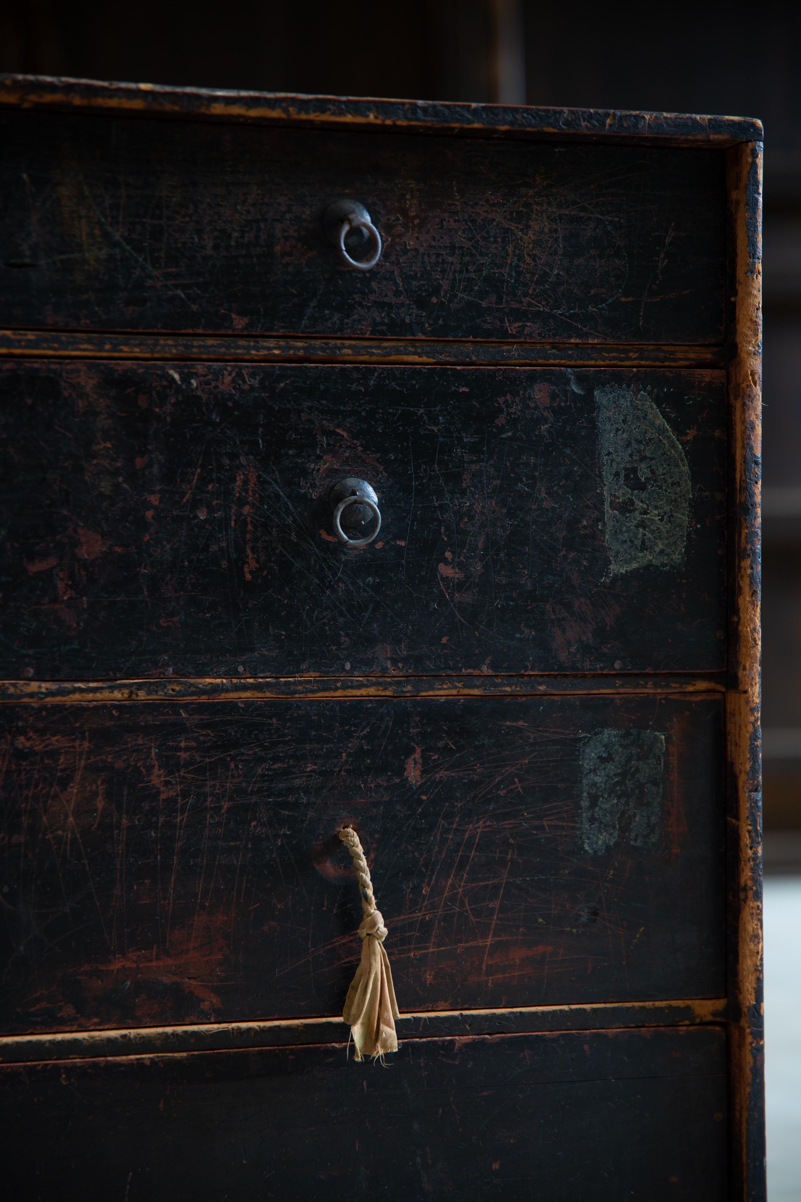 1860s-80s Cómoda japonesa antigua wabi sabi Urushi negro medio Tansu siglo XIX en venta