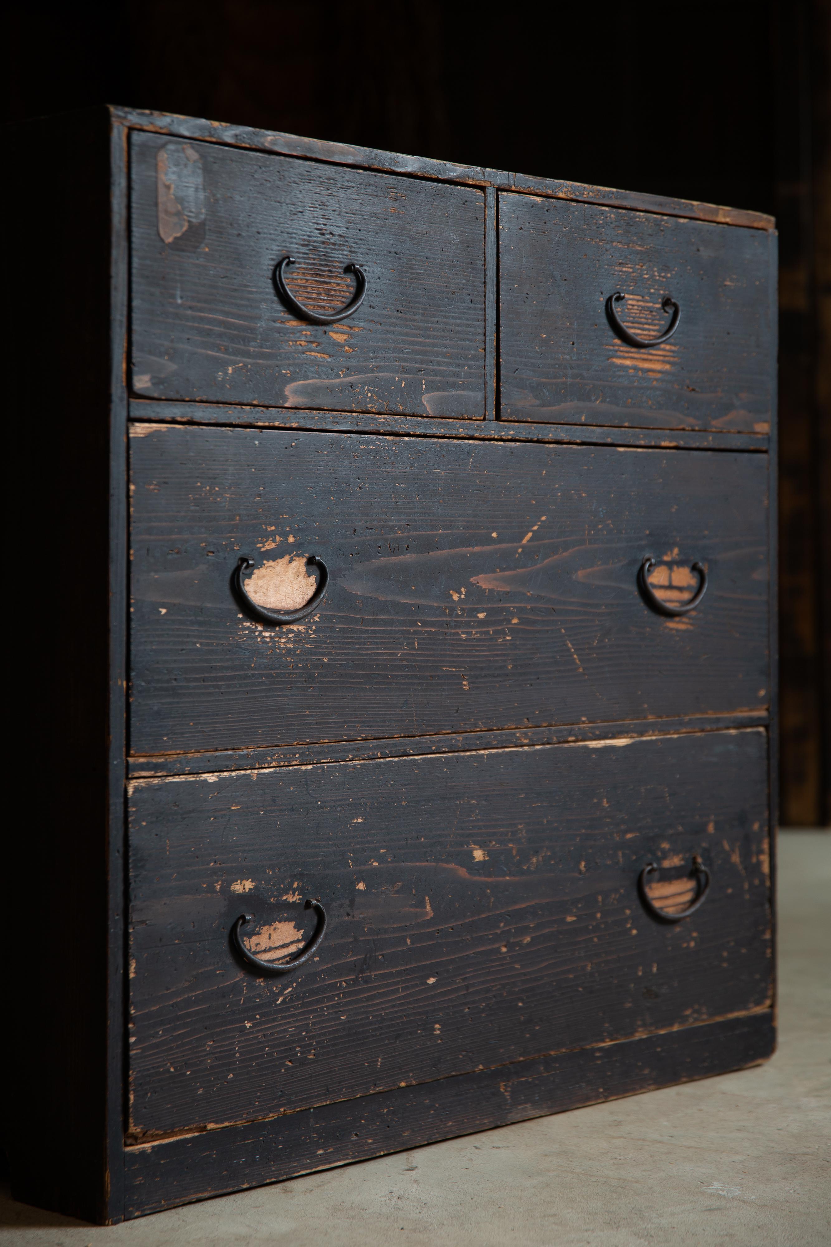 1860-80er Jahre japanische antike wabi sabi Schwarz Urushi Mitte Tansu Kommode (Lackiert) im Angebot