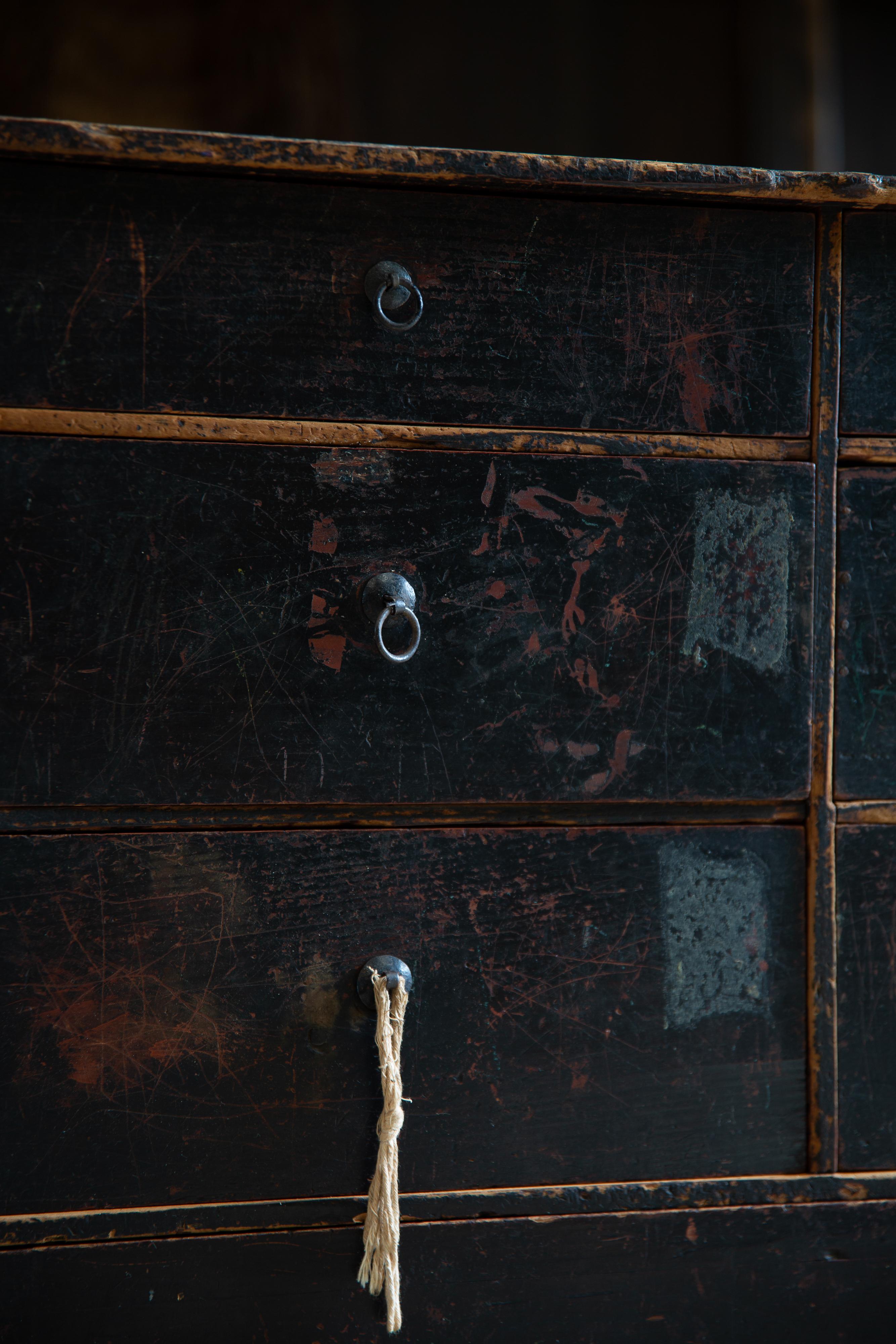 1860s-80s Cómoda japonesa antigua wabi sabi Urushi negro medio Tansu Madera en venta