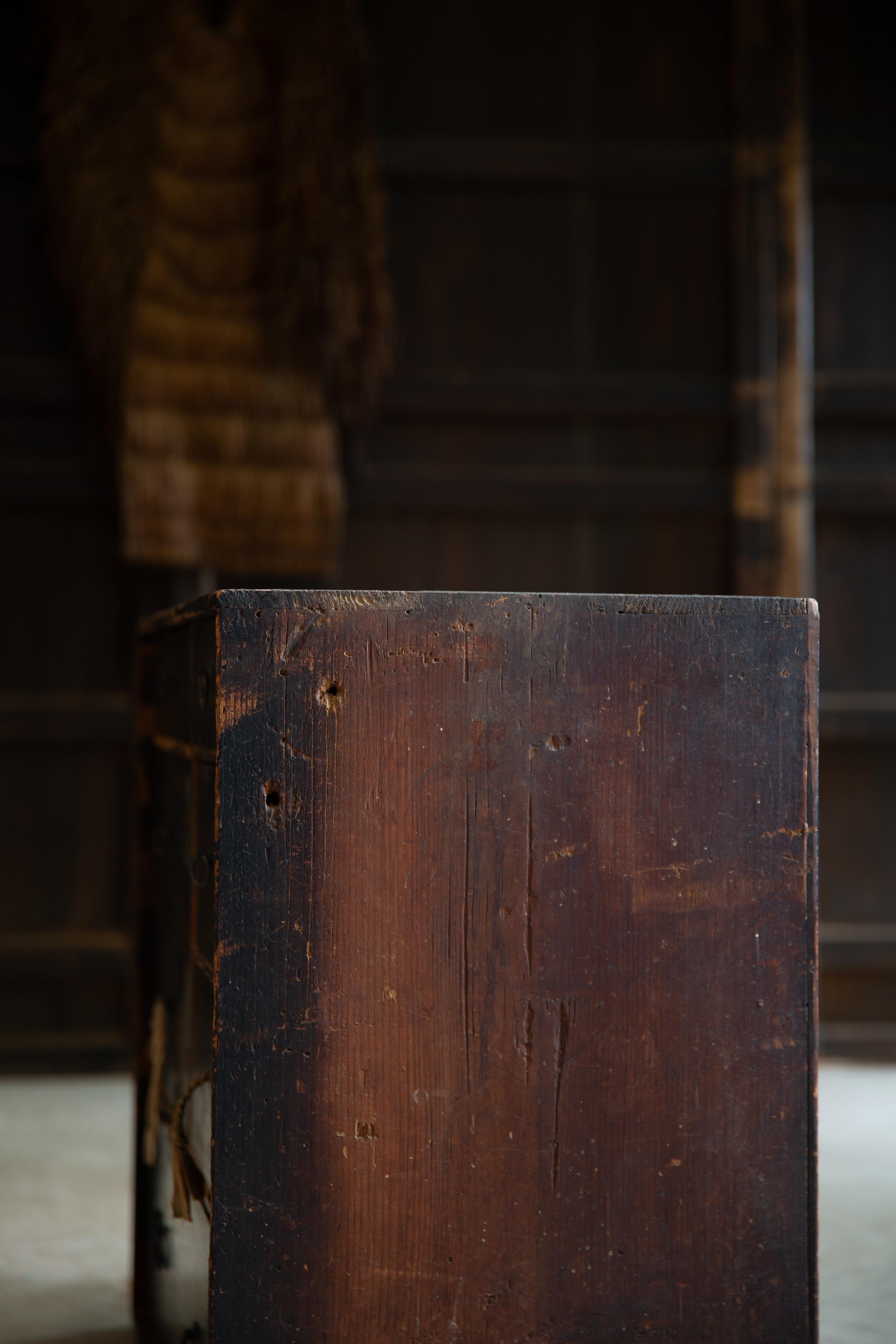 1860s-80s Cómoda japonesa antigua wabi sabi Urushi negro medio Tansu en venta 3
