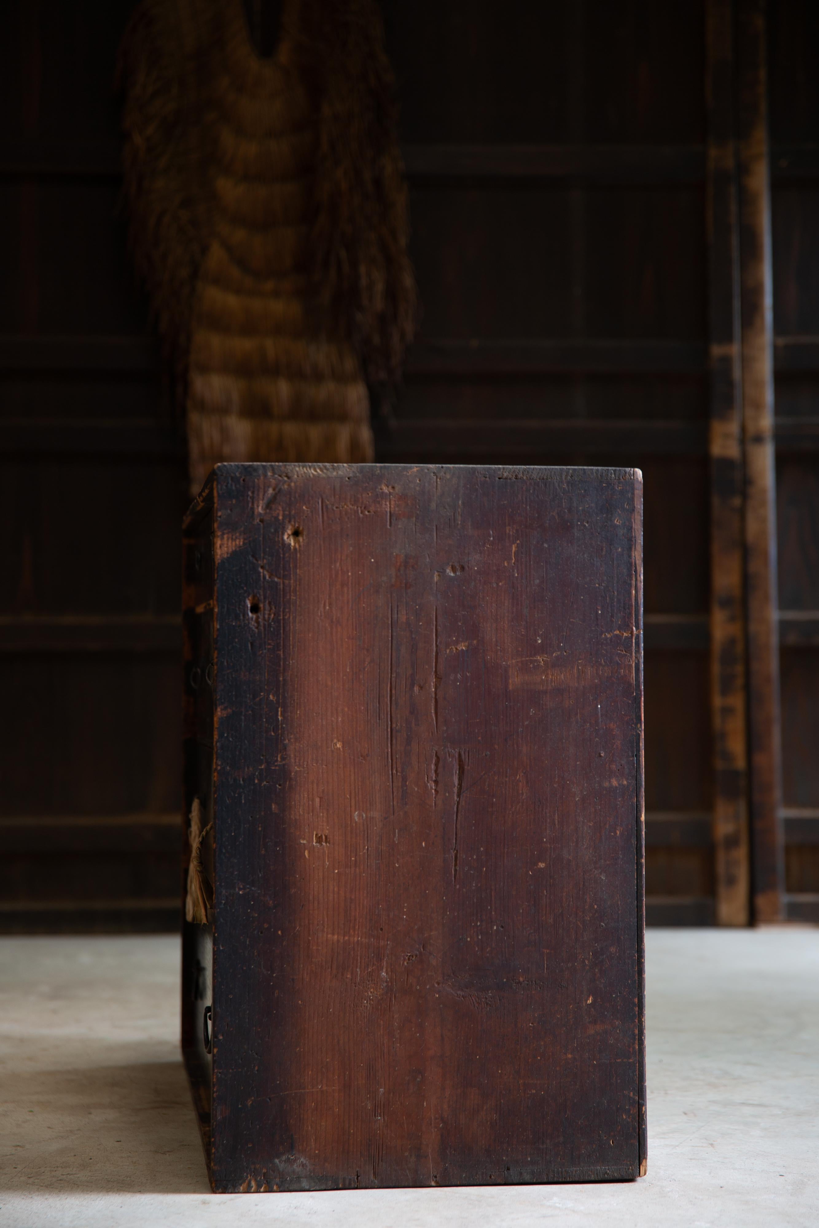 1860s-80s Cómoda japonesa antigua wabi sabi Urushi negro medio Tansu en venta 1