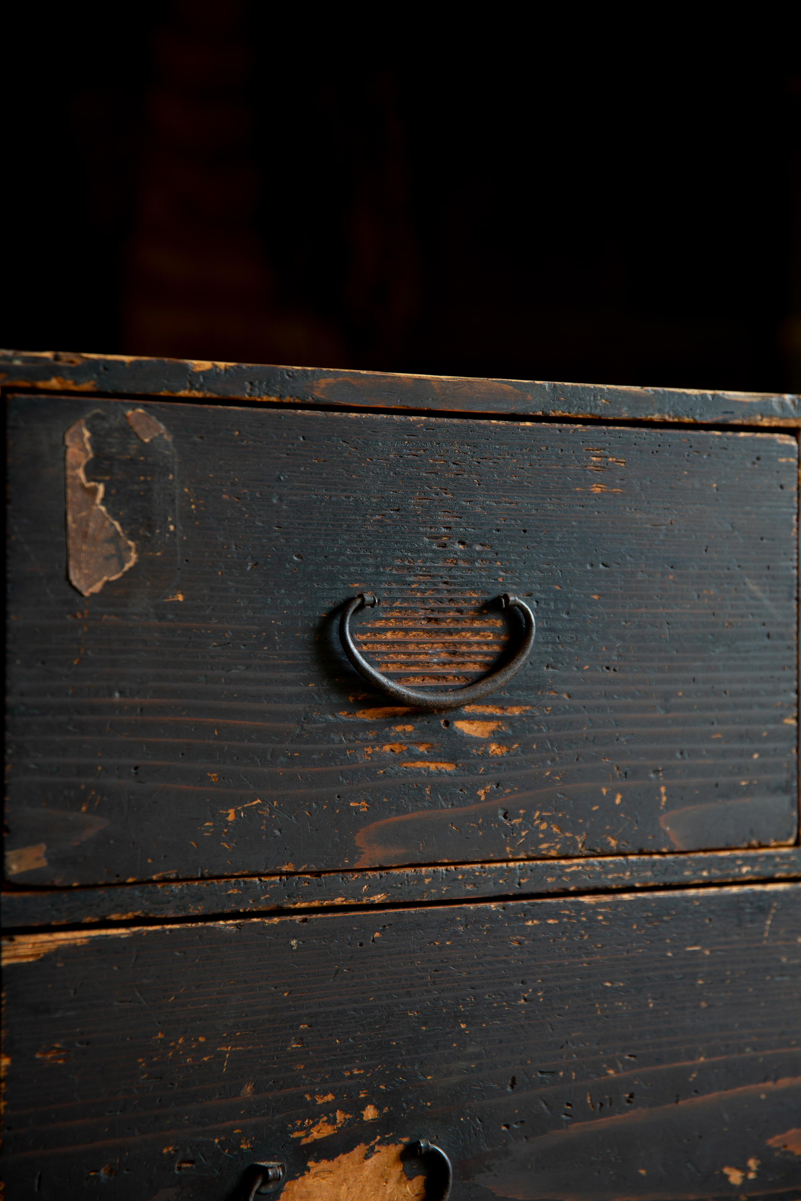 1860-80er Jahre japanische antike wabi sabi Schwarz Urushi Mitte Tansu Kommode im Angebot 1
