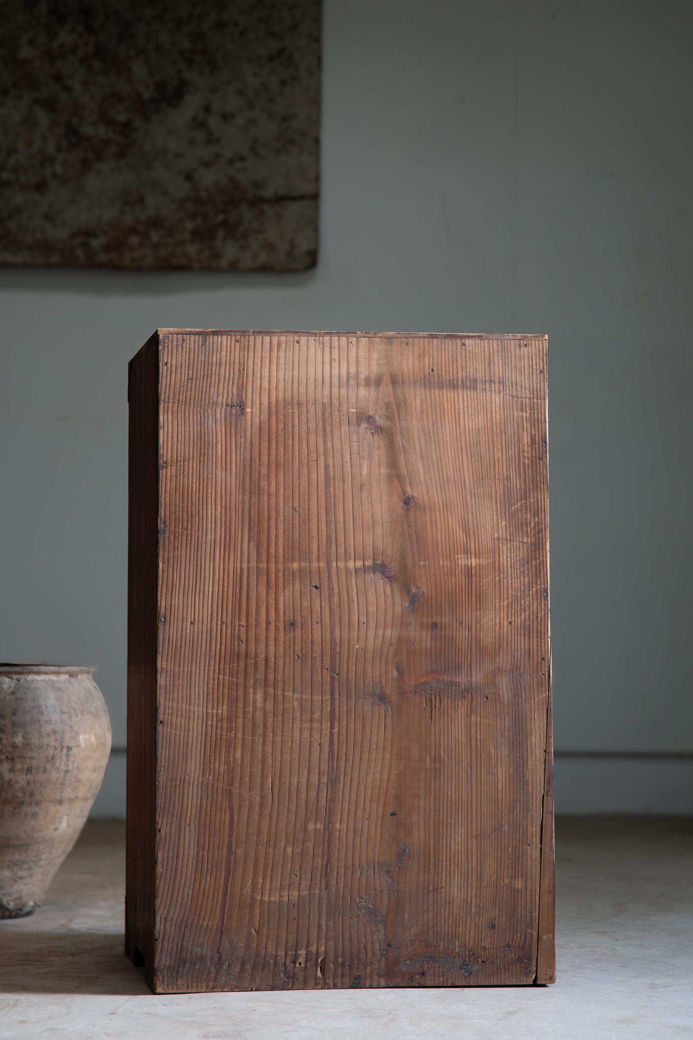 1860s-1910s Meiji Japanese antique wabi sabi Urushi mid Tansu chest of drawers For Sale 4