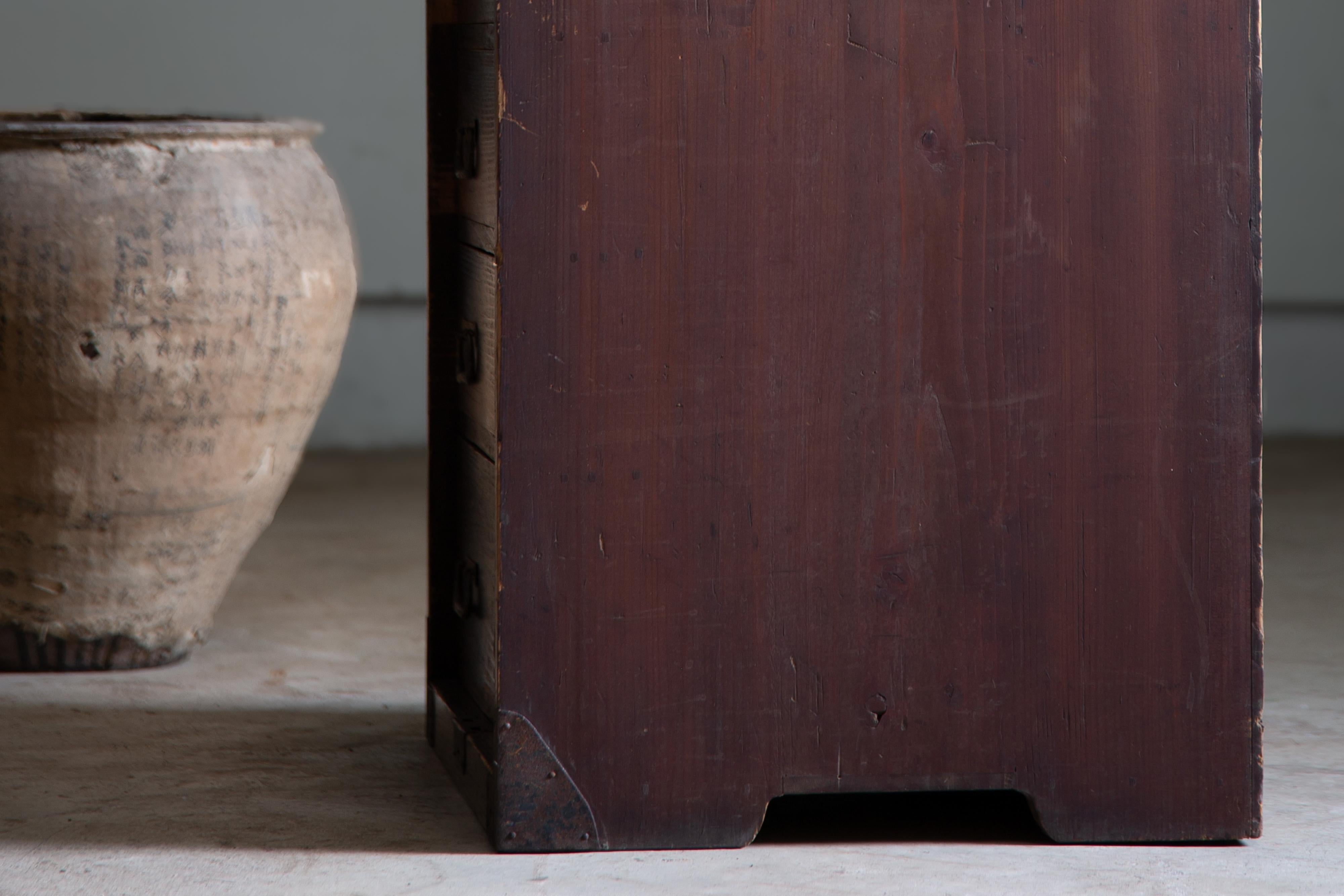 1860s-1910s Meiji Japanese antique wabi sabi Urushi mid Tansu chest of drawers For Sale 5