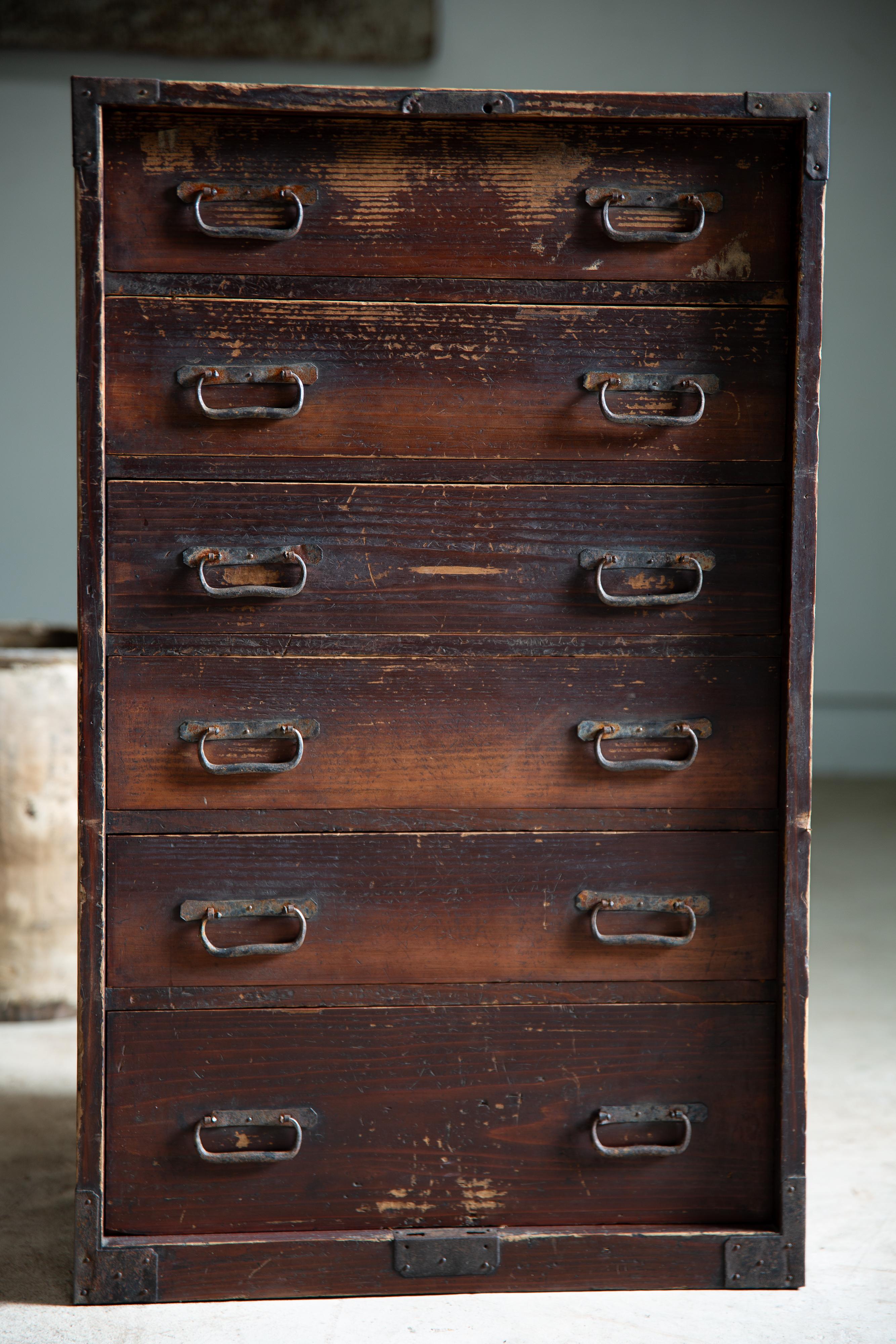 1860s-1910s Meiji Japanese antique wabi sabi Urushi mid Tansu chest of drawers For Sale 6