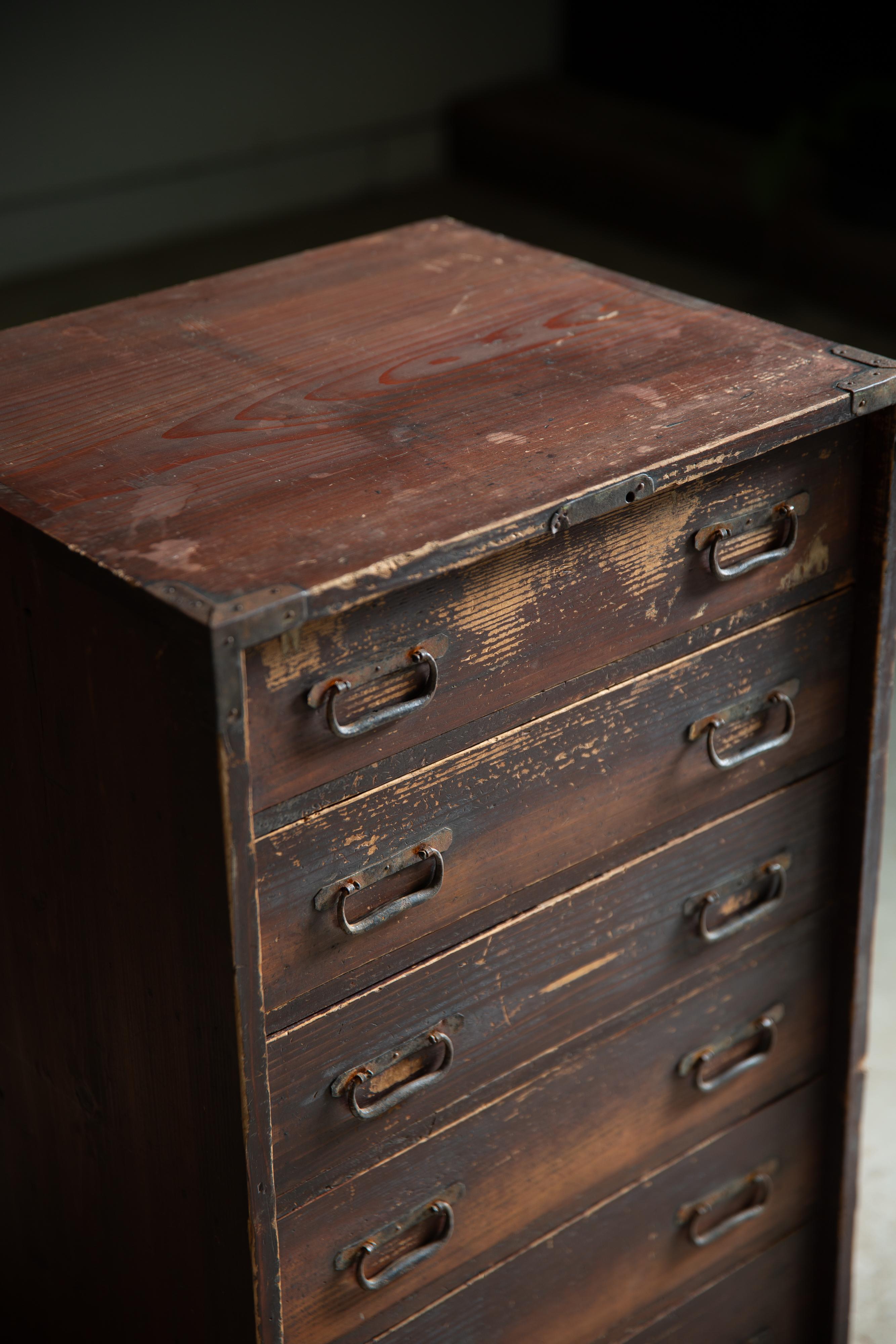 1860s-1910s Meiji Japanese antique wabi sabi Urushi mid Tansu chest of drawers For Sale 7