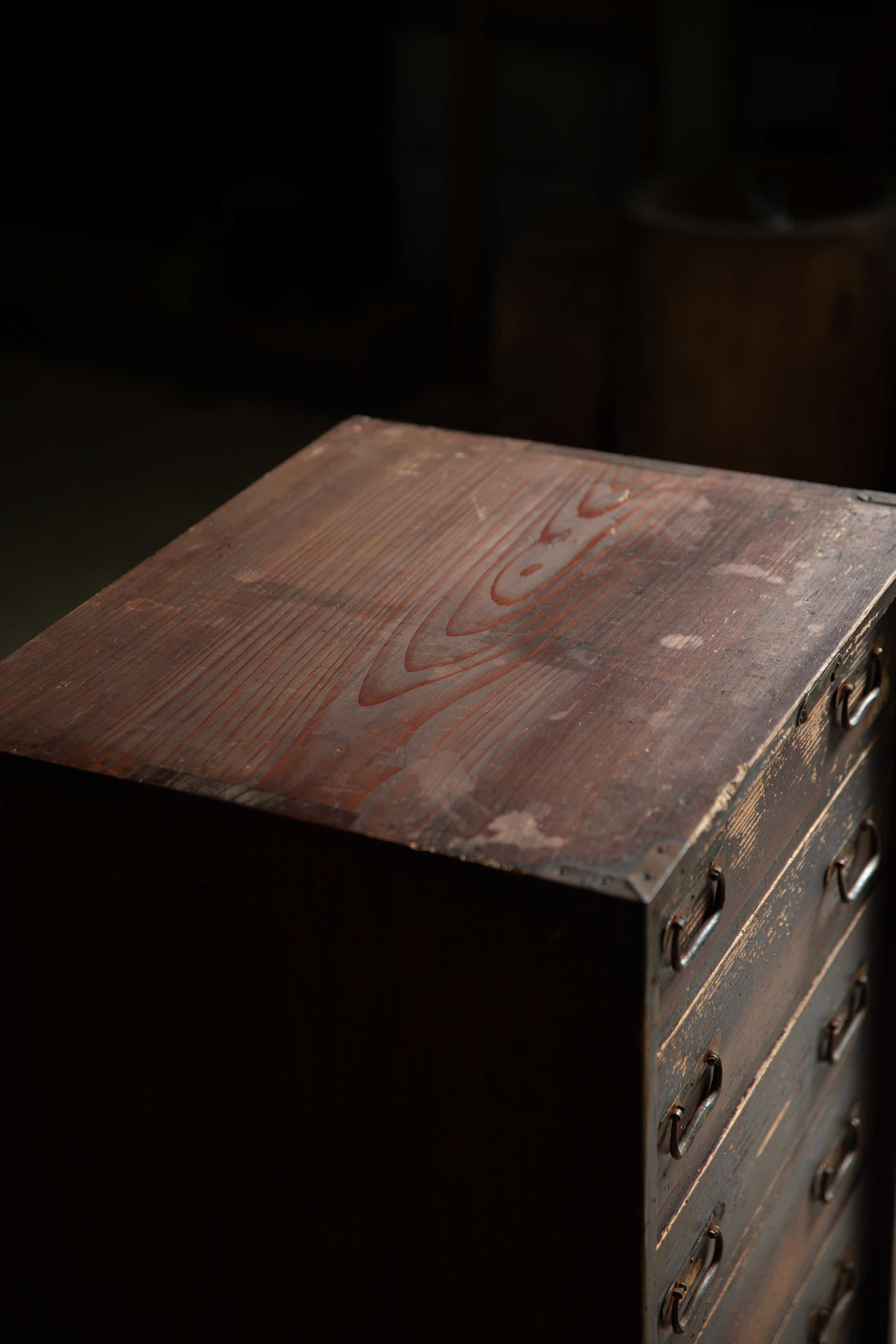 1860s-1910s Meiji Japanese antique wabi sabi Urushi mid Tansu chest of drawers For Sale 8