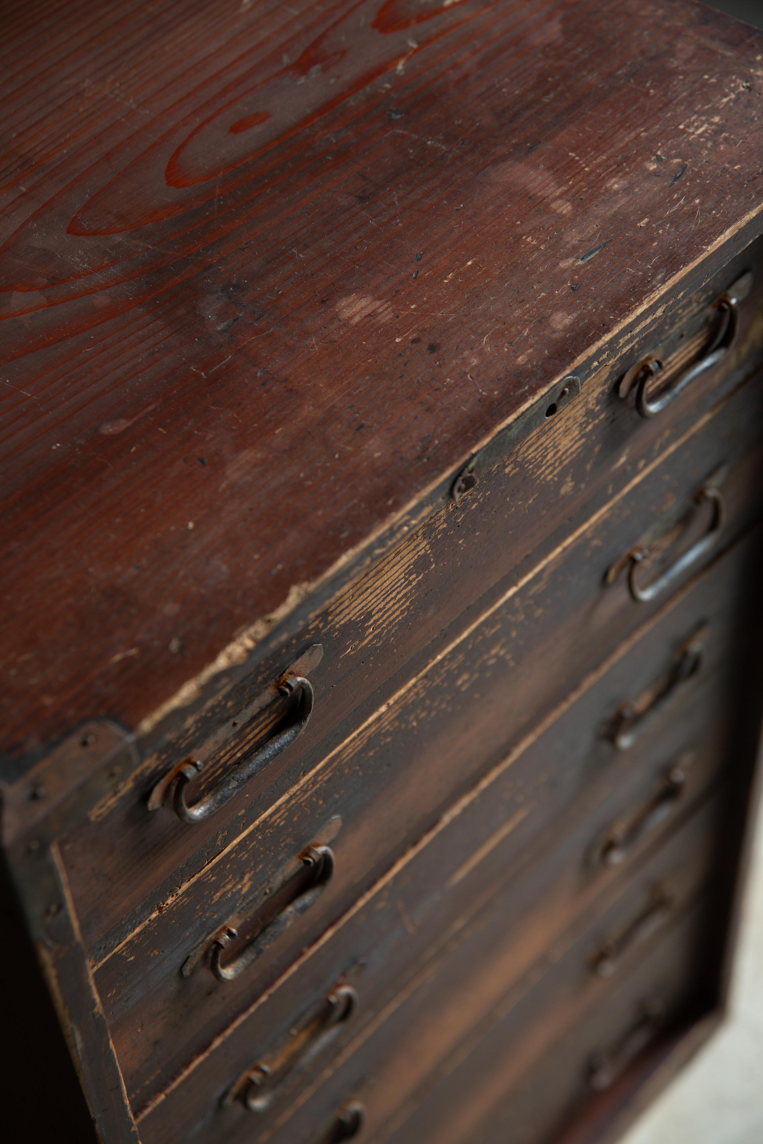 1860s-1910s Meiji Japanese antique wabi sabi Urushi mid Tansu chest of drawers For Sale 9