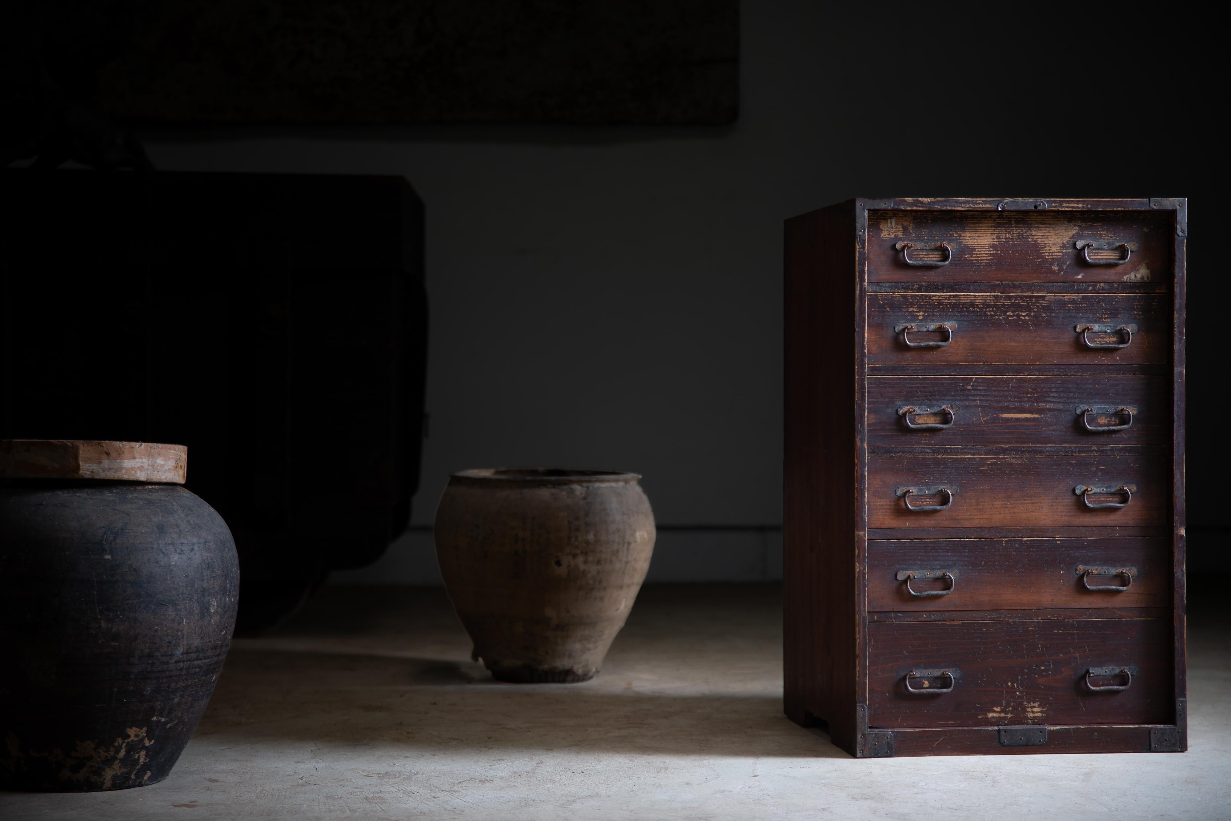 1860s-1910s Meiji Japanese antique wabi sabi Urushi mid Tansu chest of drawers In Good Condition For Sale In 常陸大宮市, JP