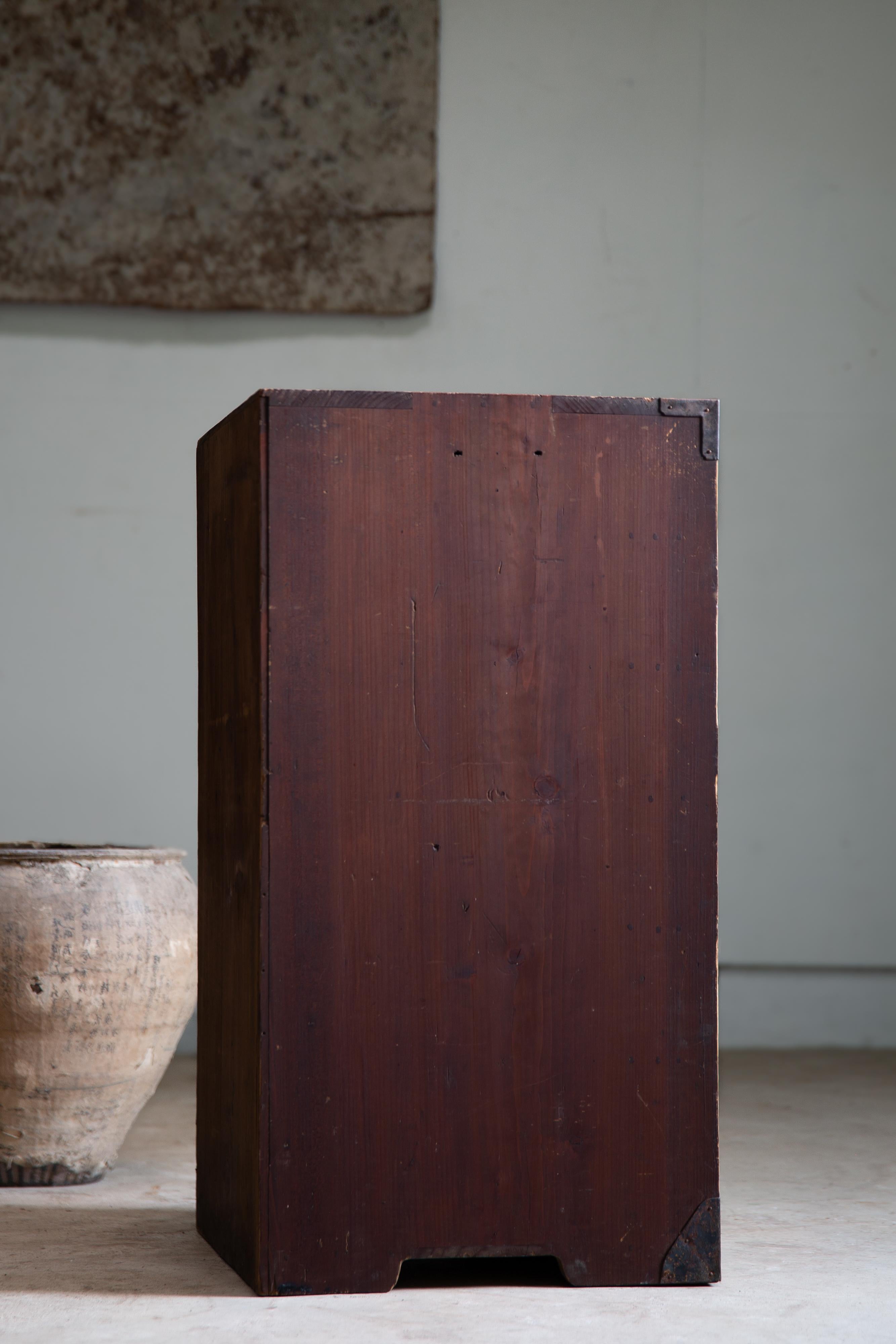 1860s-1910s Meiji Japanese antique wabi sabi Urushi mid Tansu chest of drawers For Sale 2