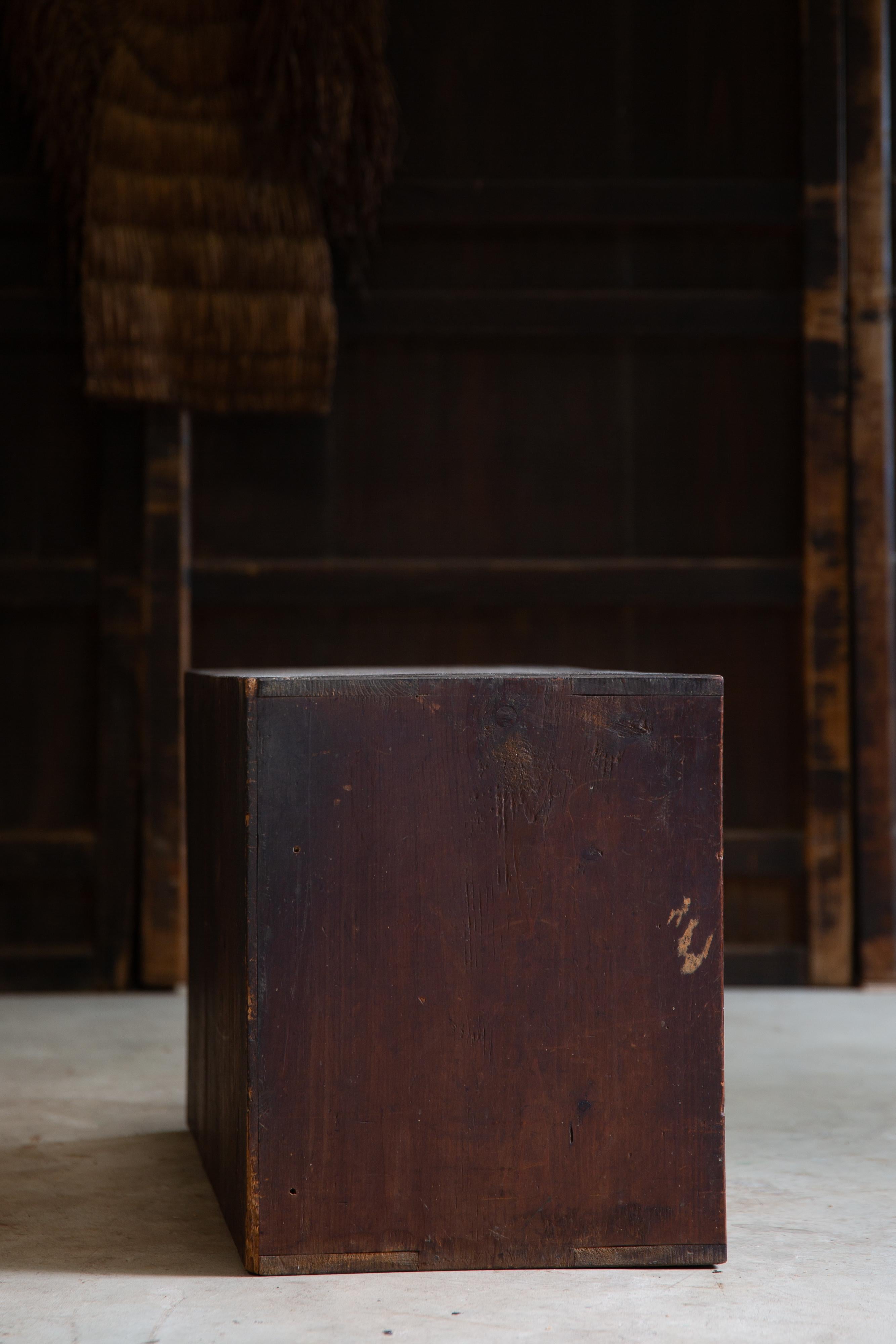 Cassettiera giapponese antica wabi sabi Urushi mid Tansu degli anni 1860-80 in vendita 4