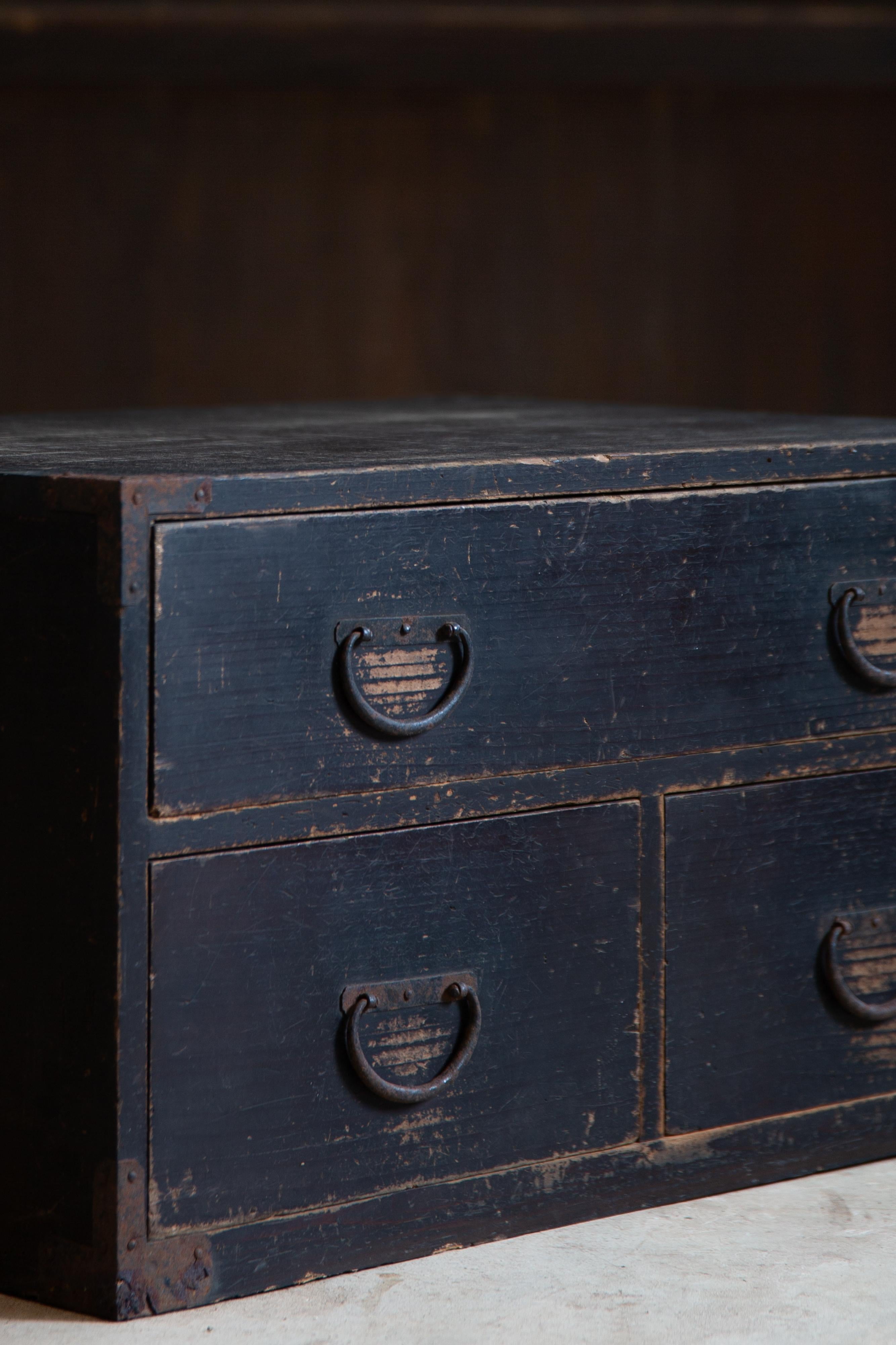 Giapponese Cassettiera giapponese antica wabi sabi Urushi mid Tansu degli anni 1860-80 in vendita