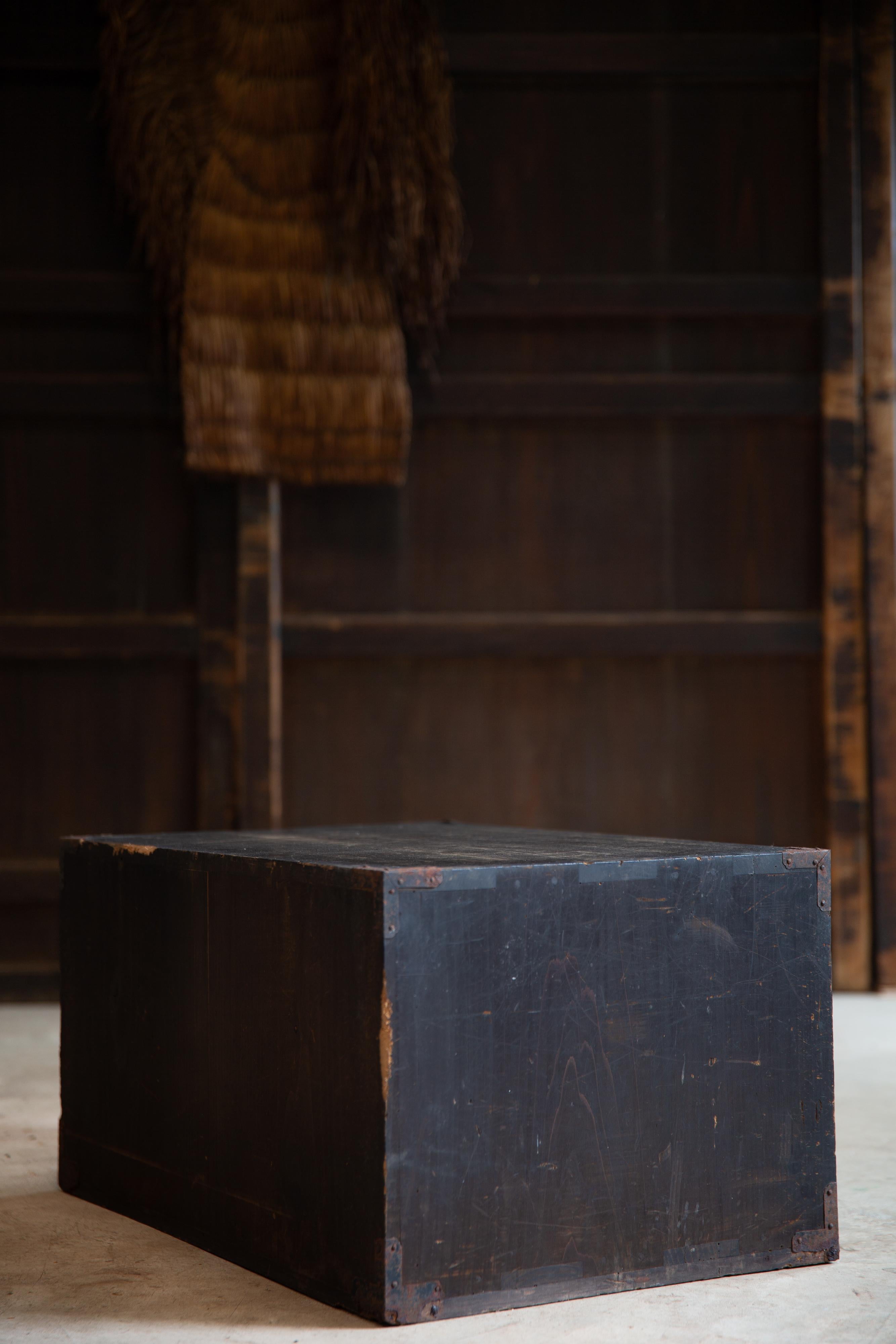 XIX secolo Cassettiera giapponese antica wabi sabi Urushi mid Tansu degli anni 1860-80 in vendita