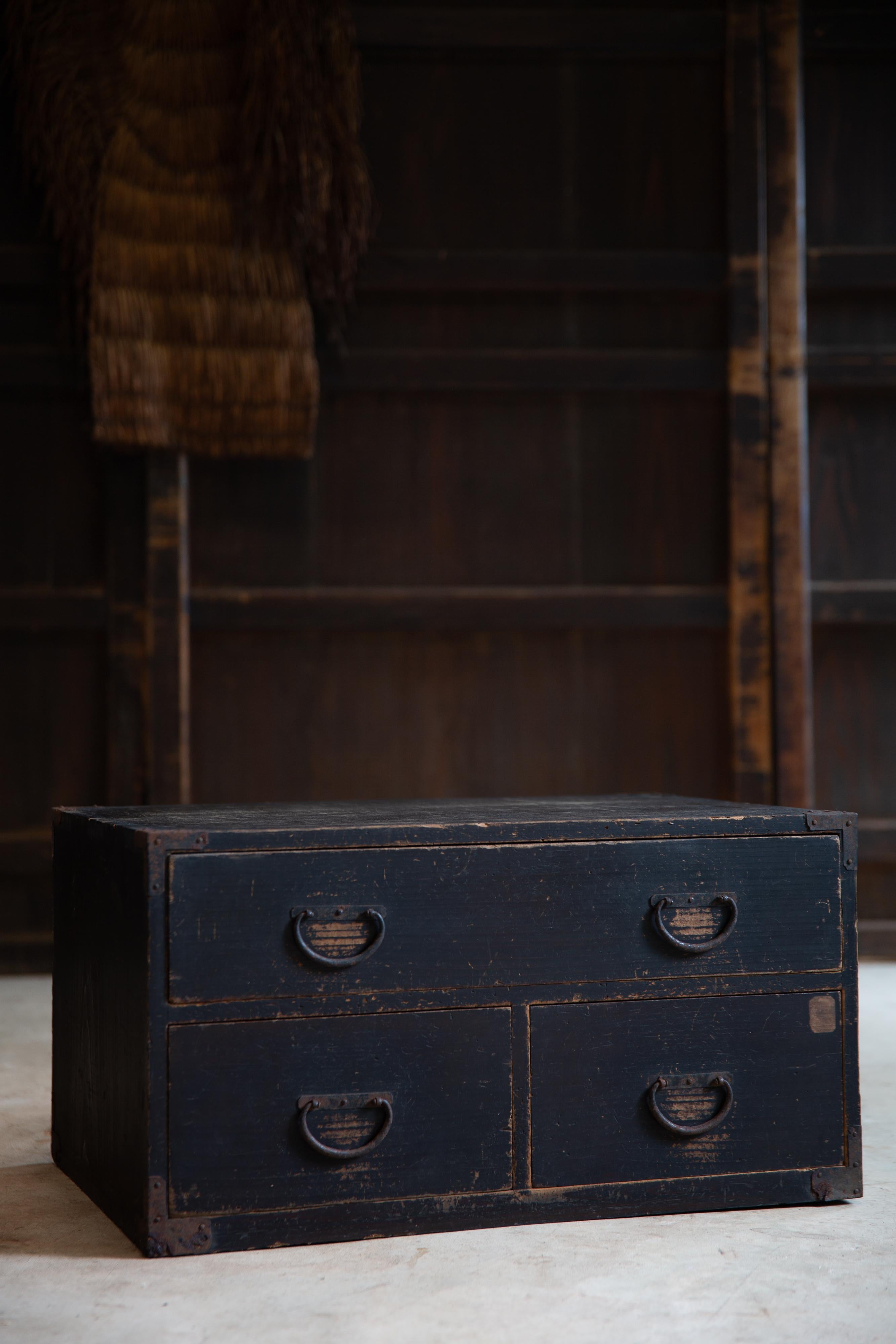 Nuovi ritrovamenti da un Kura (magazzino in stile tradizionale) di un contadino nella pref. di Ibaraki, in Giappone. 
Questa cassettiera Tansu di medie dimensioni, laccata in Urushi nero, è un prodotto della fine dell'epoca Edo e dell'inizio