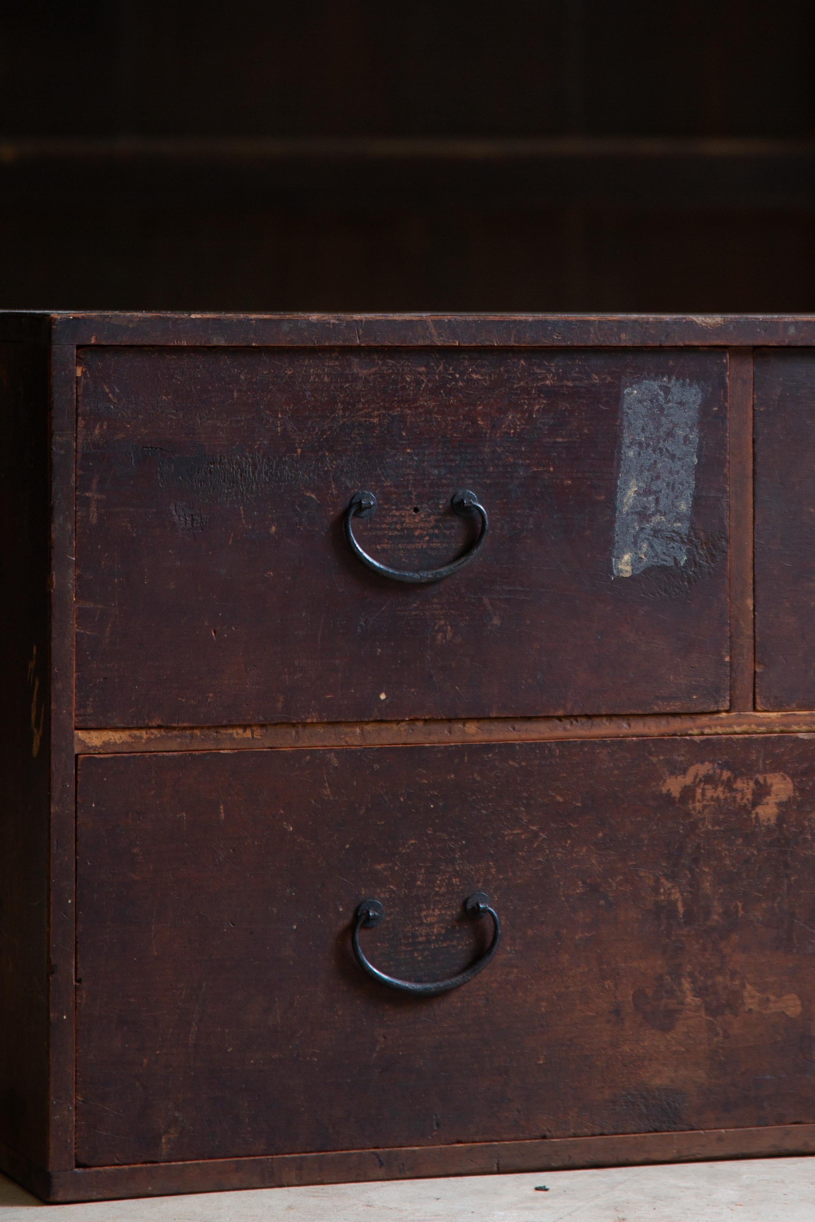 Laccato Cassettiera giapponese antica wabi sabi Urushi mid Tansu degli anni 1860-80 in vendita