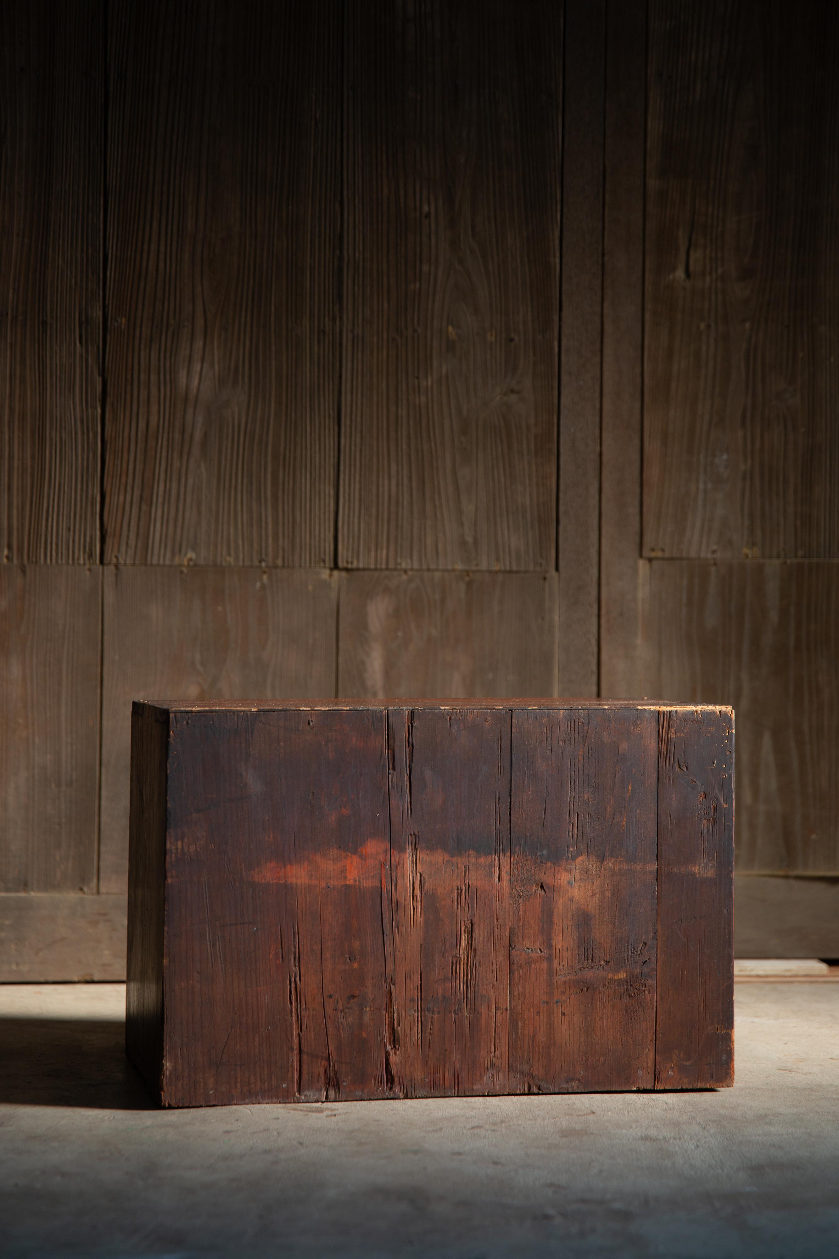 Cassettiera giapponese antica wabi sabi Urushi mid Tansu degli anni 1860-80 In condizioni buone in vendita a 常陸大宮市, JP