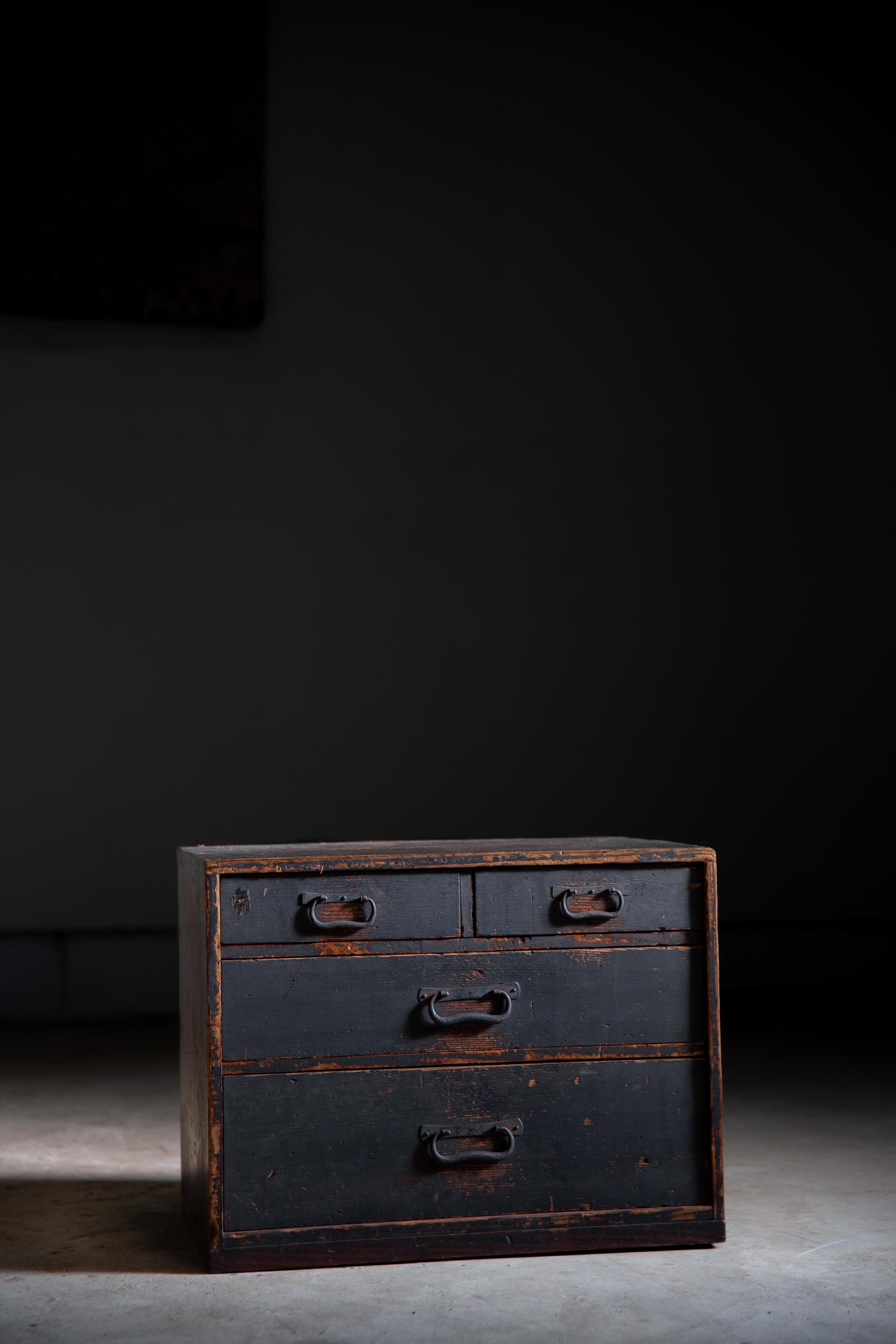 XIX secolo Cassettiera giapponese antica wabi sabi Urushi mid Tansu degli anni 1860-80 in vendita