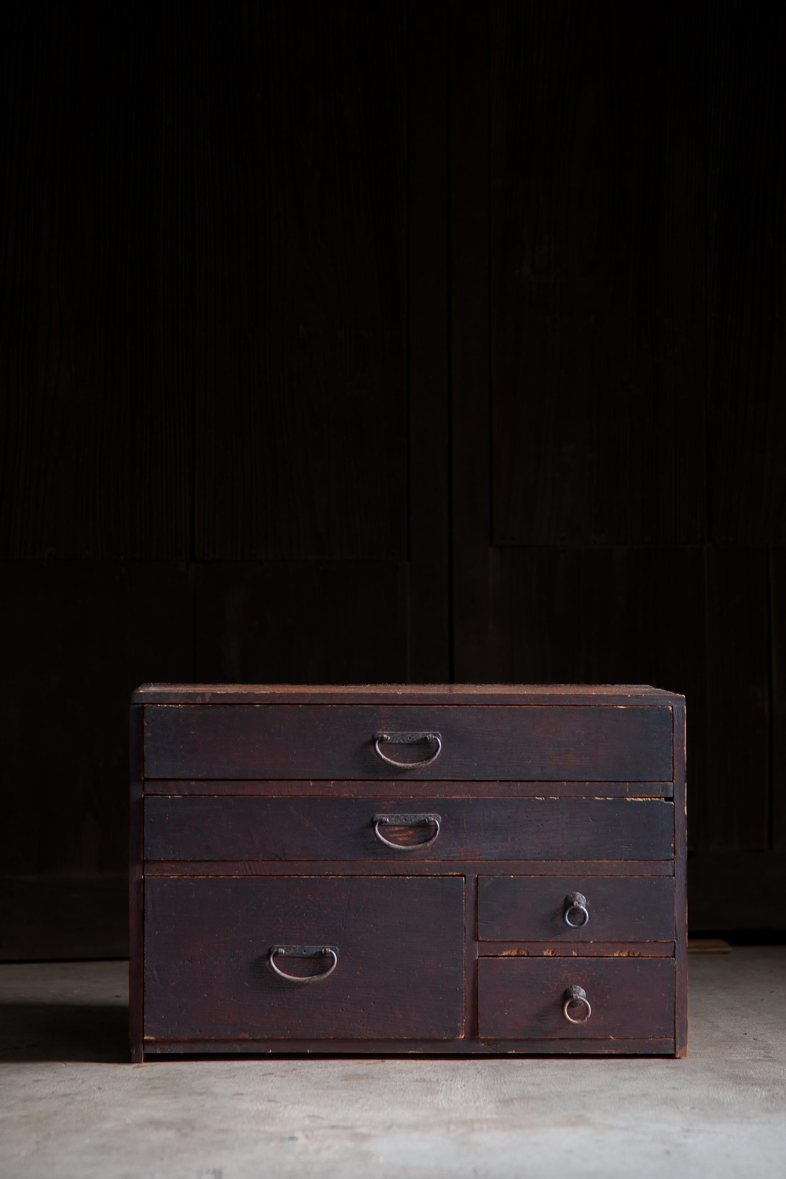 Dalla zona di Tohoku, in Giappone. 
Questa cassettiera Tansu di medie dimensioni, laccata in Urushi nero, è un prodotto della fine dell'epoca Edo e dell'inizio dell'epoca Meiji (circa 1860-1880).

Originariamente è stato realizzato con una