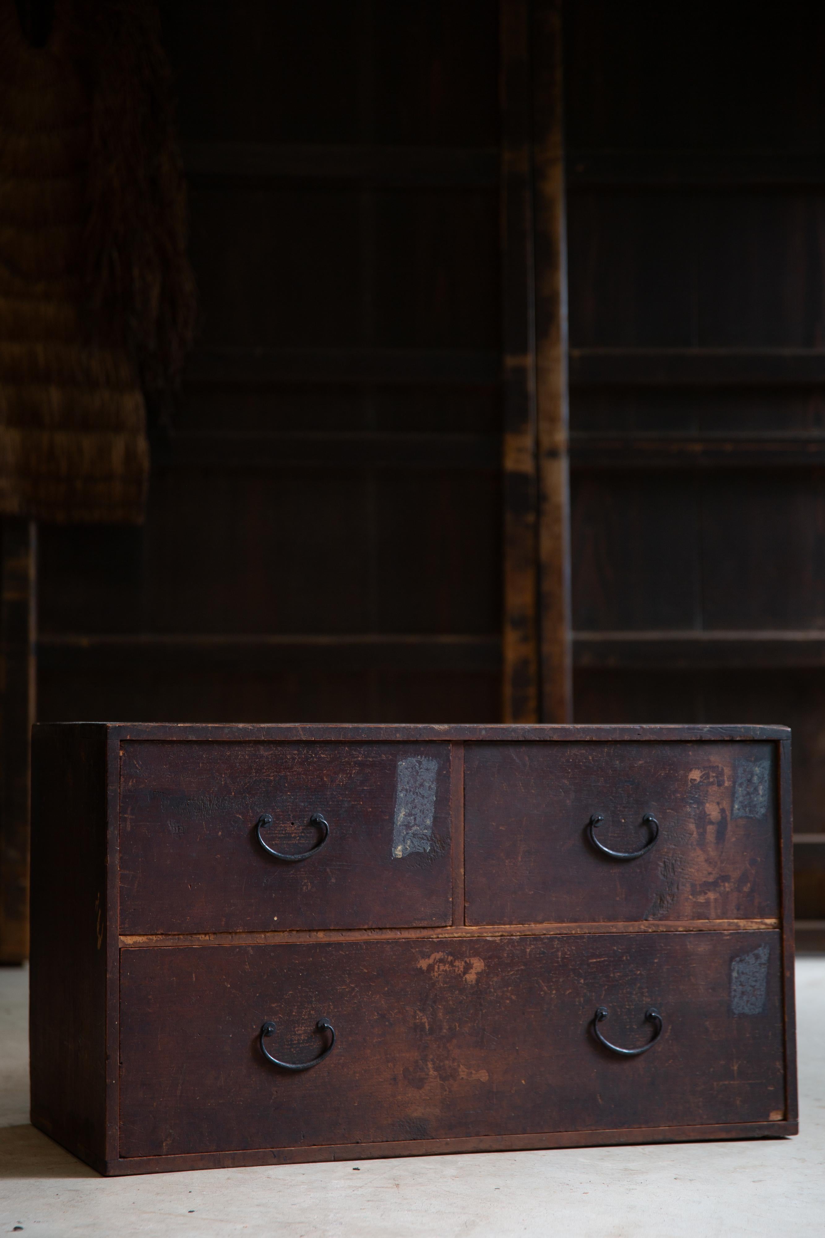 Dalla zona di Kanto o Tohoku, Giappone. 
Questa cassettiera Tansu di medie dimensioni, laccata in Urushi nero, è un prodotto della fine dell'epoca Edo e dell'inizio dell'epoca Meiji (circa 1860-1880).

Originariamente è stato realizzato con una