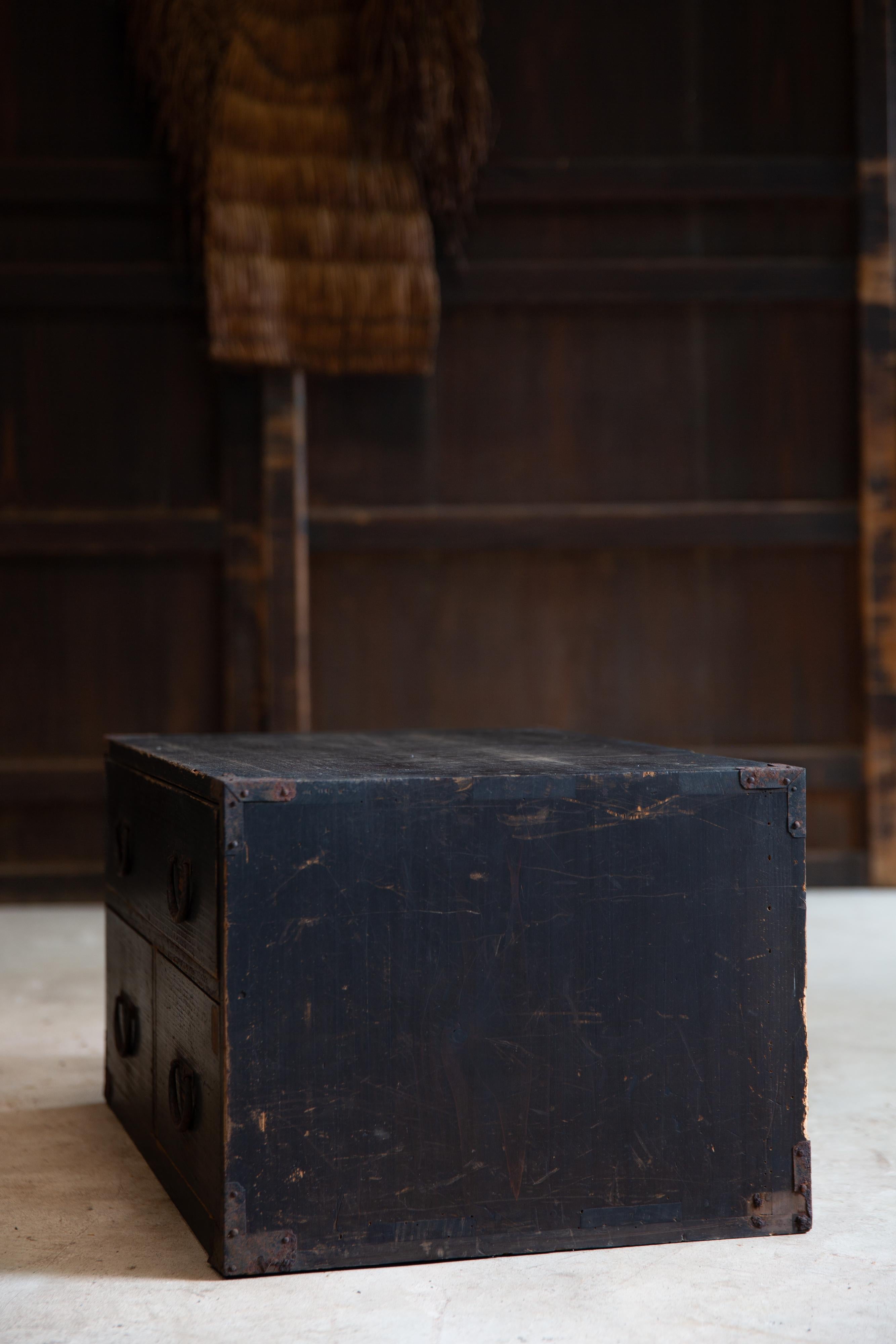 Legno Cassettiera giapponese antica wabi sabi Urushi mid Tansu degli anni 1860-80 in vendita