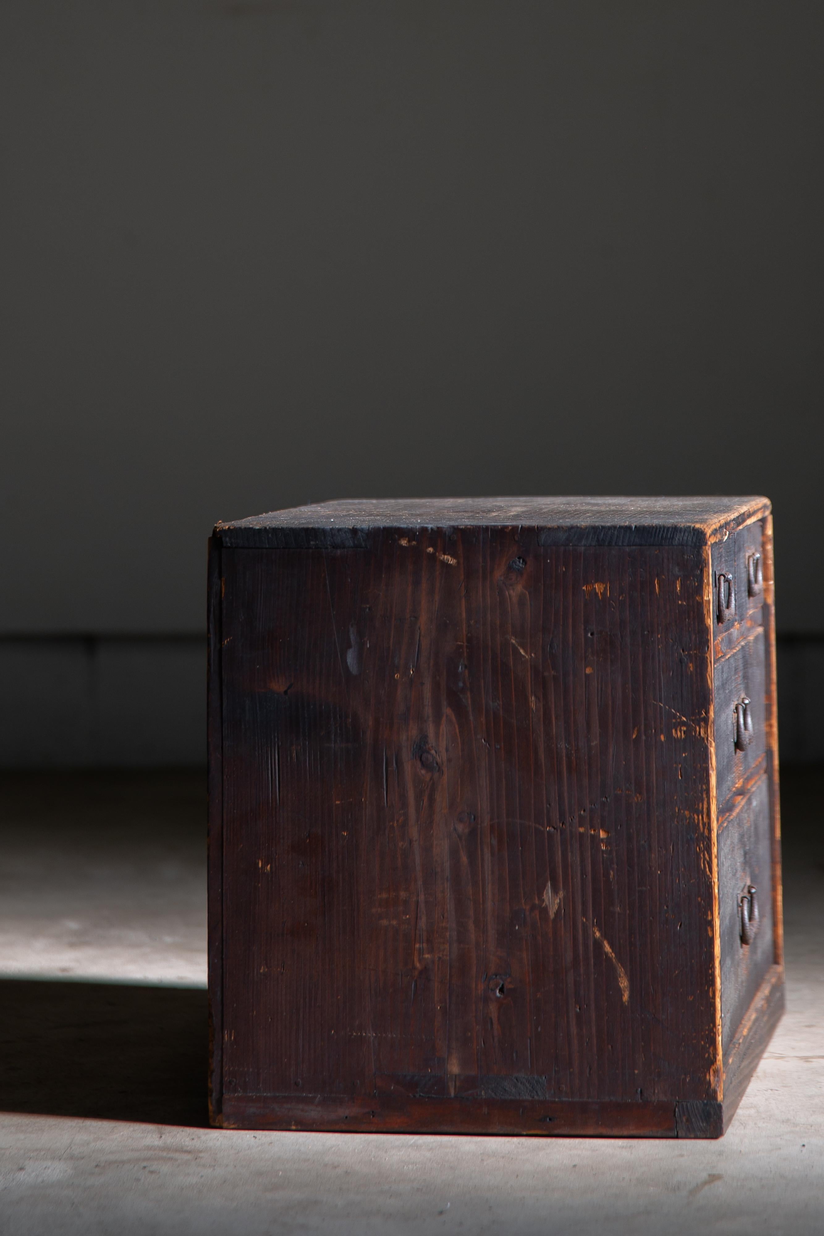 Cassettiera giapponese antica wabi sabi Urushi mid Tansu degli anni 1860-80 in vendita 1