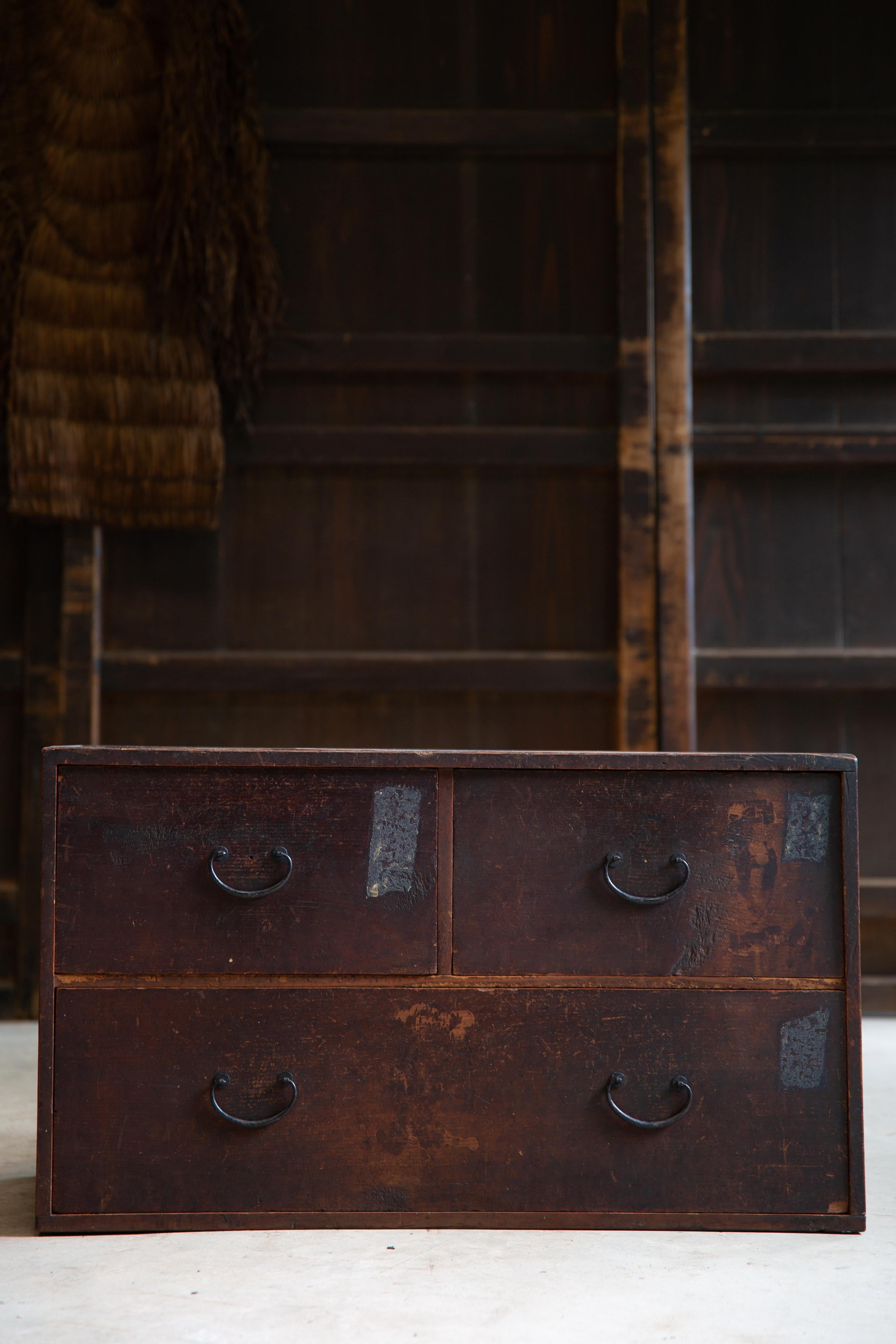 Edo Cassettiera giapponese antica wabi sabi Urushi mid Tansu degli anni 1860-80 in vendita