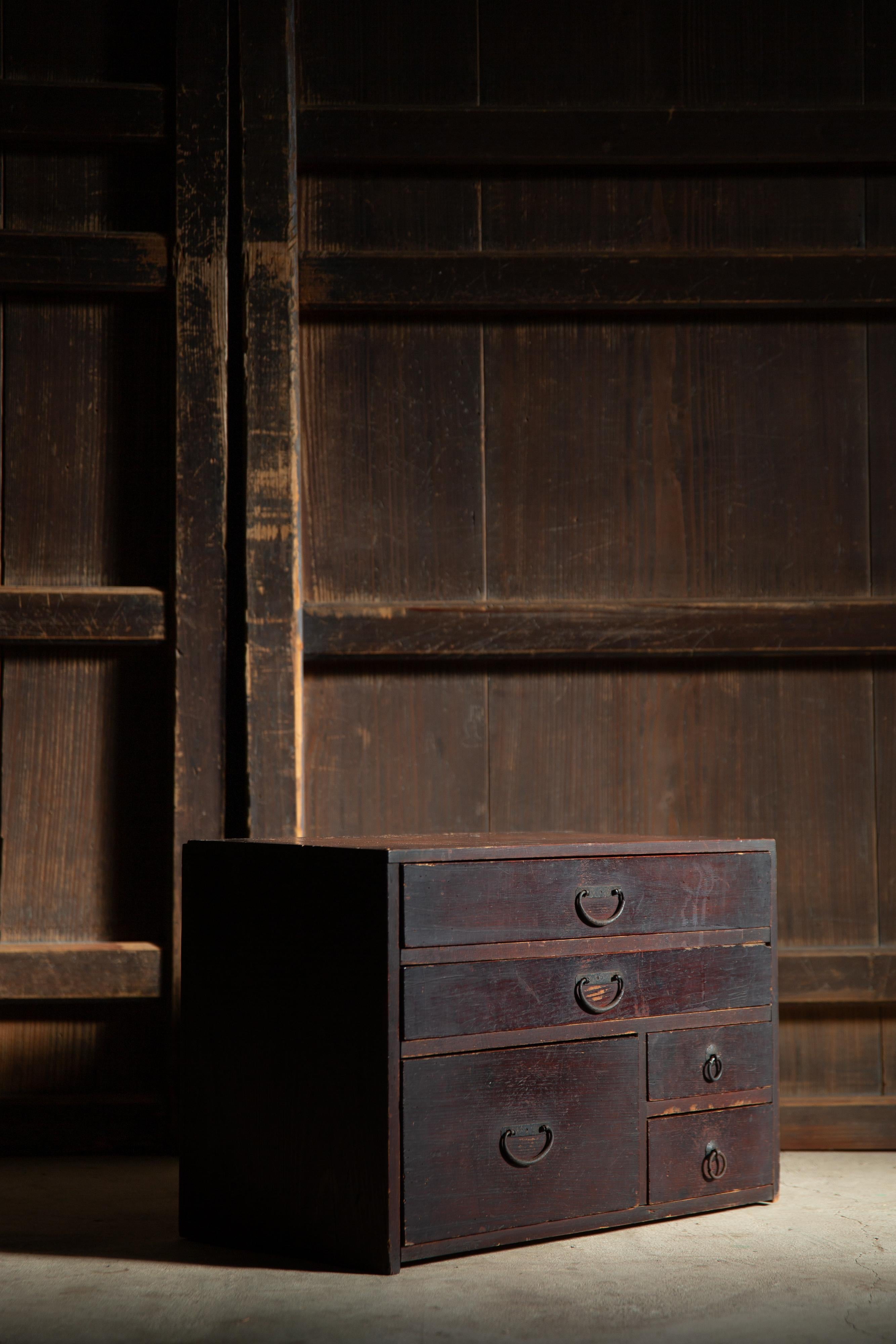 Giapponese Cassettiera giapponese antica wabi sabi Urushi mid Tansu degli anni 1860-80 in vendita