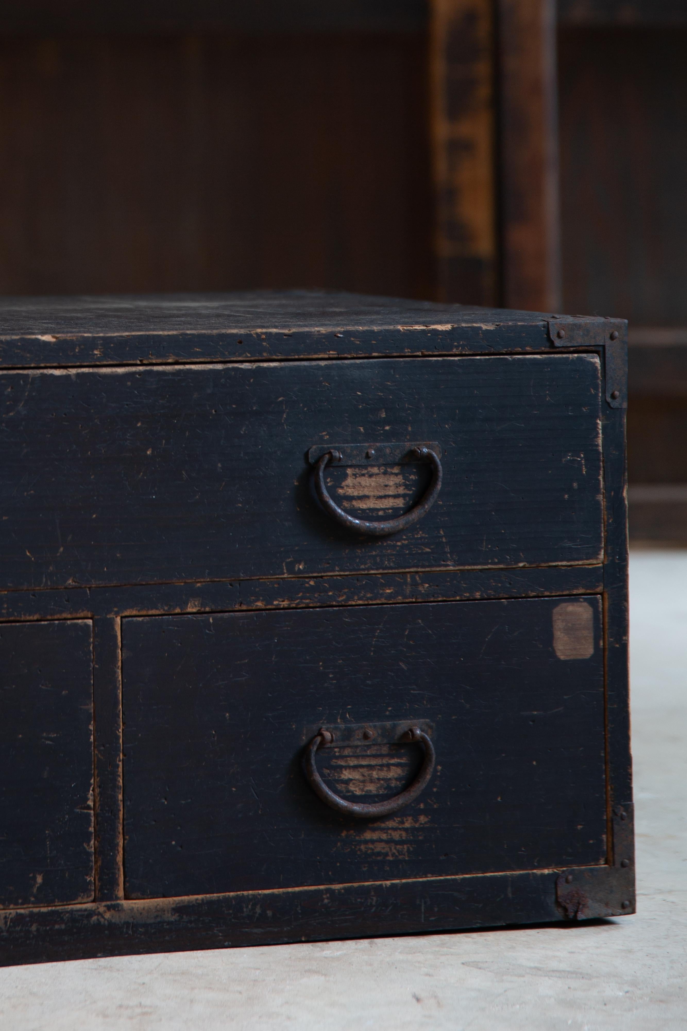Laccato Cassettiera giapponese antica wabi sabi Urushi mid Tansu degli anni 1860-80 in vendita