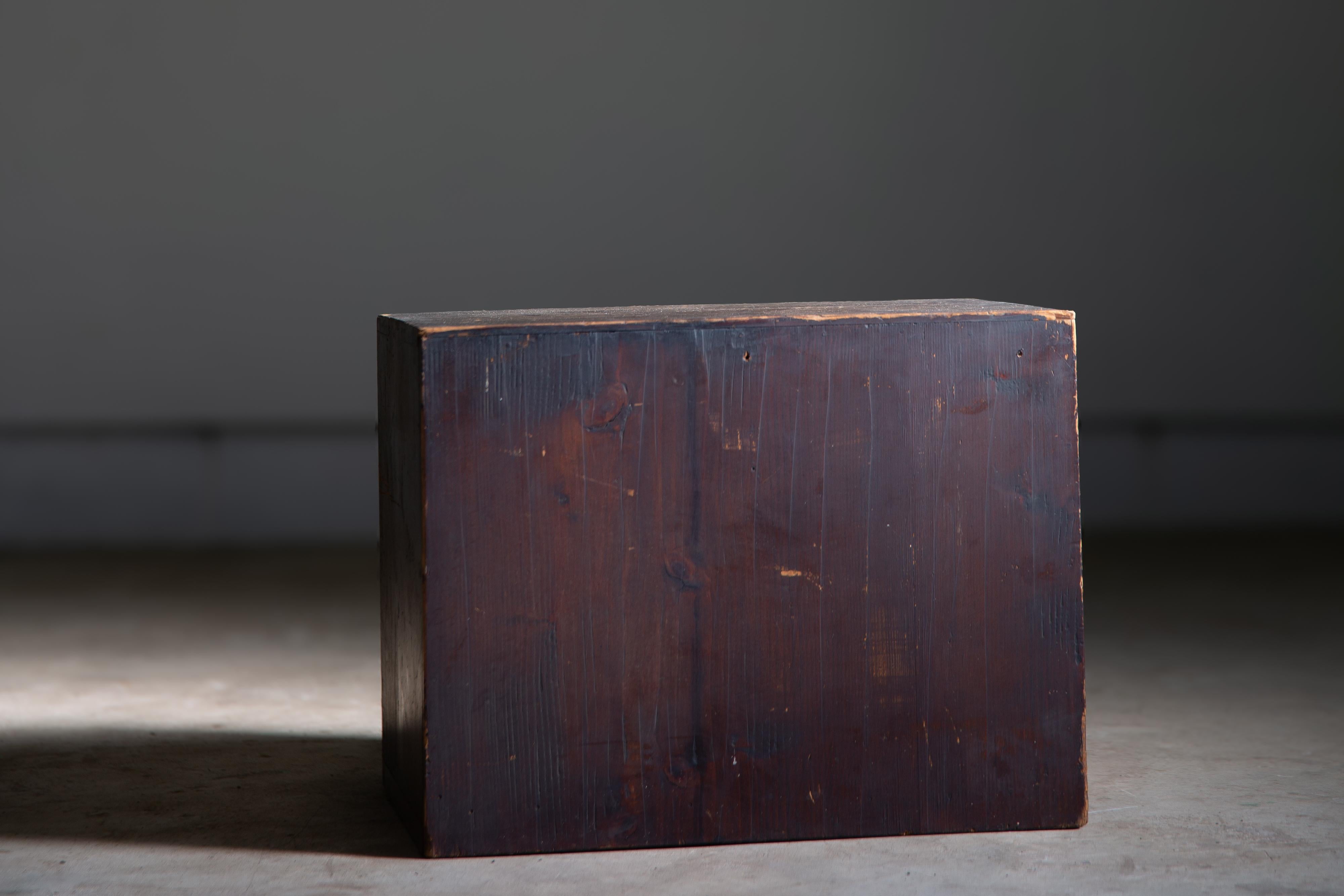 Cassettiera giapponese antica wabi sabi Urushi mid Tansu degli anni 1860-80 in vendita 3