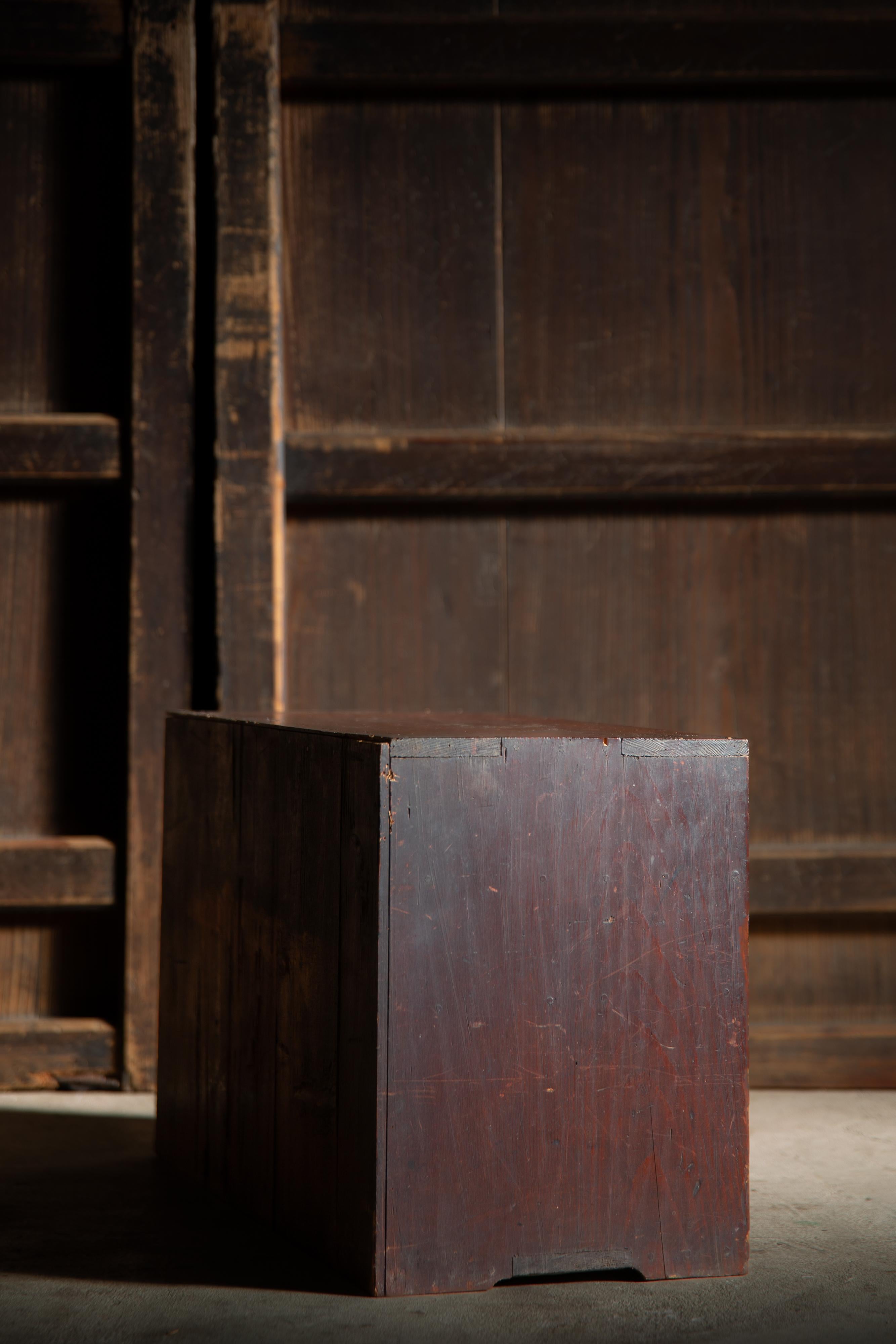 Laccato Cassettiera giapponese antica wabi sabi Urushi mid Tansu degli anni 1860-80 in vendita