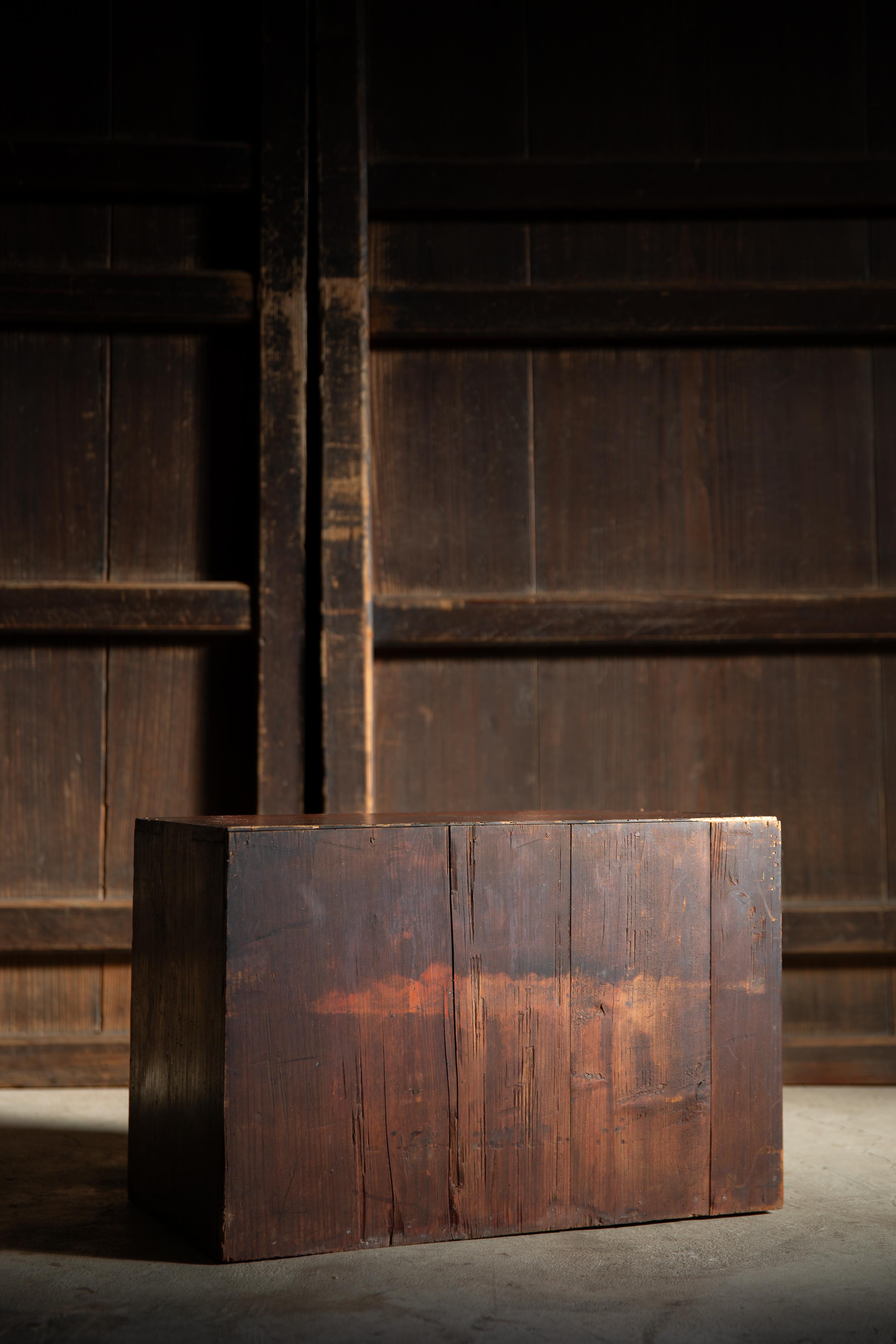 Cassettiera giapponese antica wabi sabi Urushi mid Tansu degli anni 1860-80 In condizioni buone in vendita a 常陸大宮市, JP