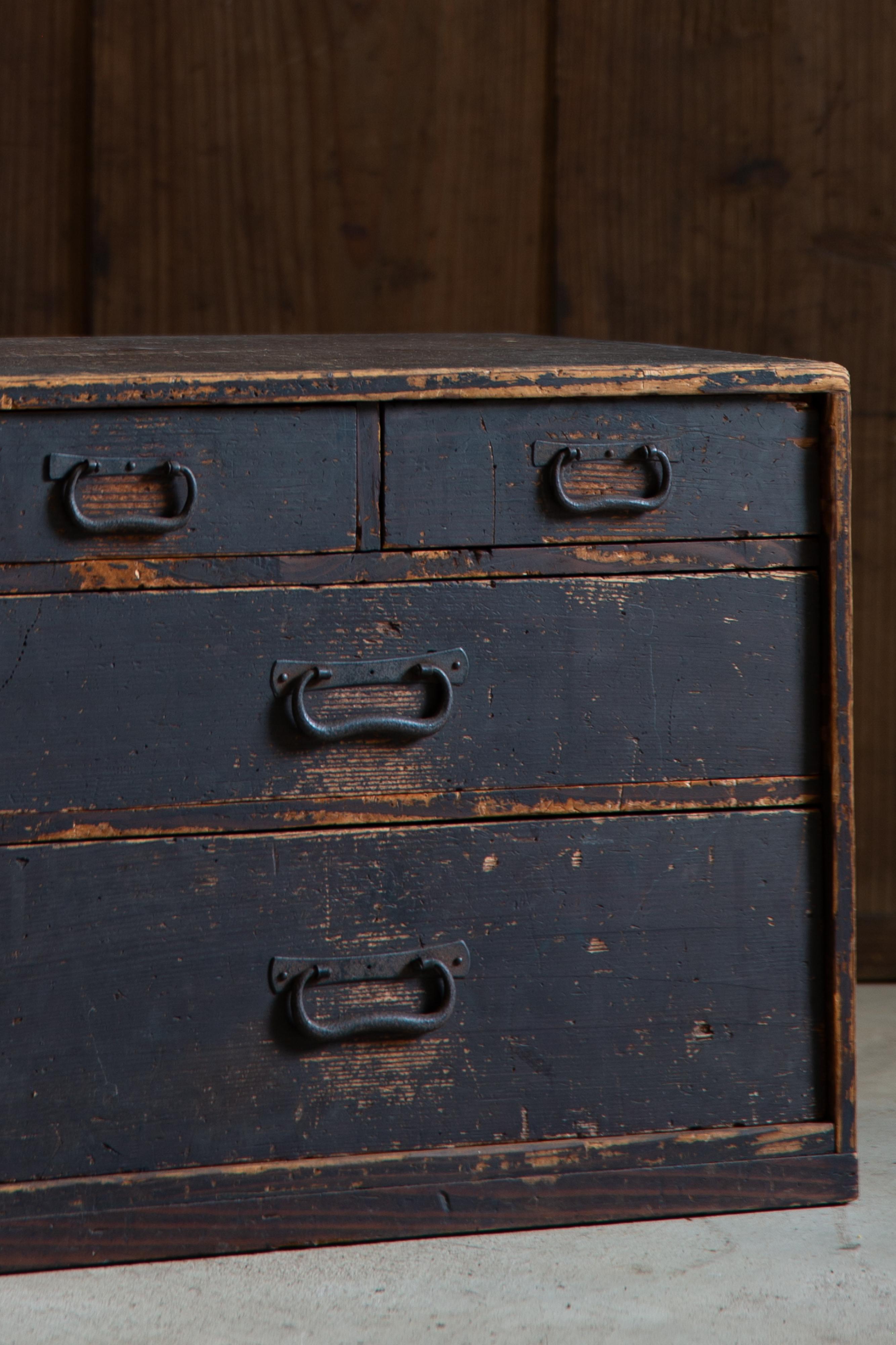 Legno Cassettiera giapponese antica wabi sabi Urushi mid Tansu degli anni 1860-80 in vendita