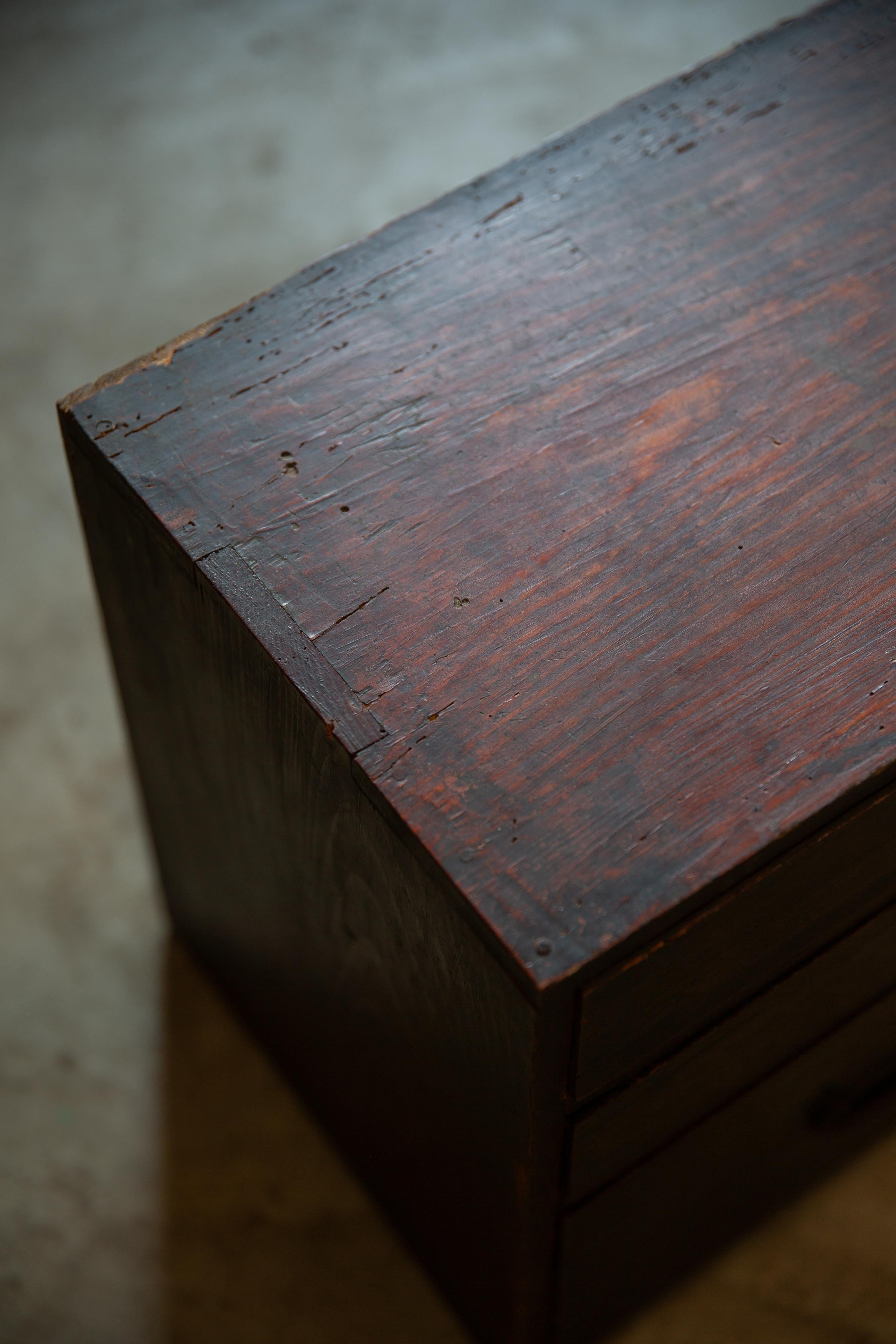 Legno Cassettiera giapponese antica wabi sabi Urushi mid Tansu degli anni 1860-80 in vendita