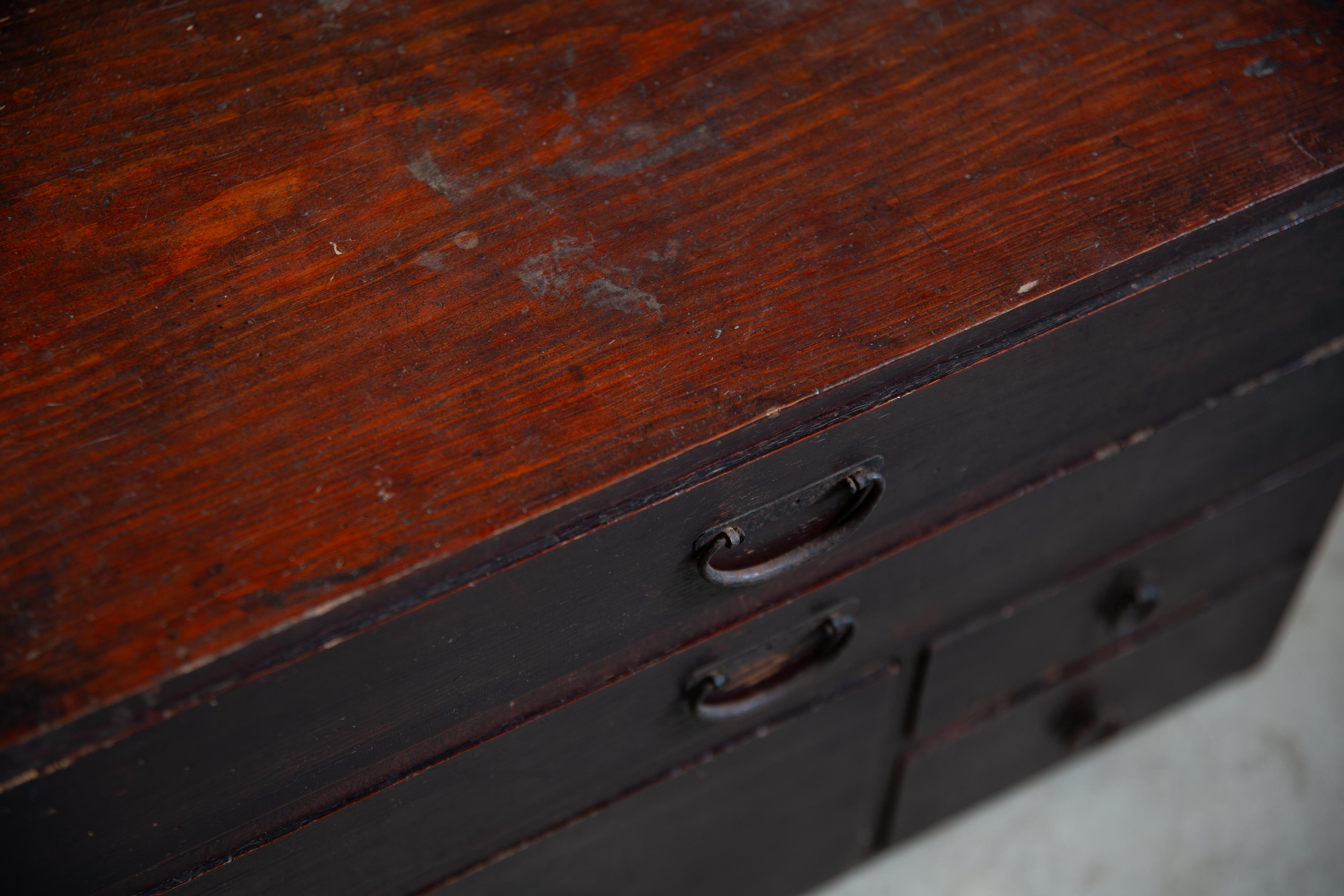 Cassettiera giapponese antica wabi sabi Urushi mid Tansu degli anni 1860-80 in vendita 1
