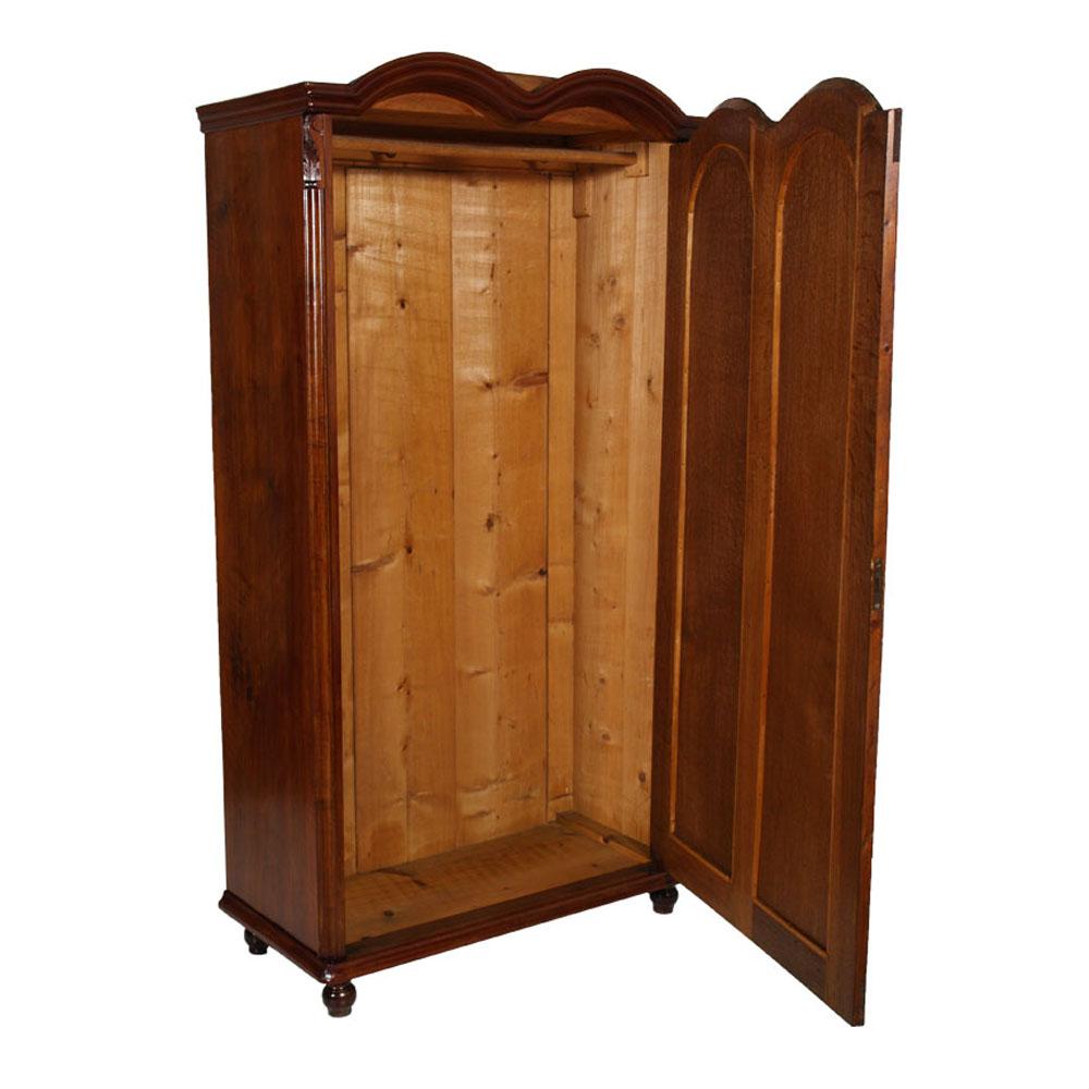 Elegant 1860s  Biedermeier wardrobe cupboard in walnut with hand-carved parts. Recovered in Villach, in the beautiful Alpine region of Austria, a tourist area full of lakes. Restored and polished to wax.

Measures cm: H 182 W 96 D 47.