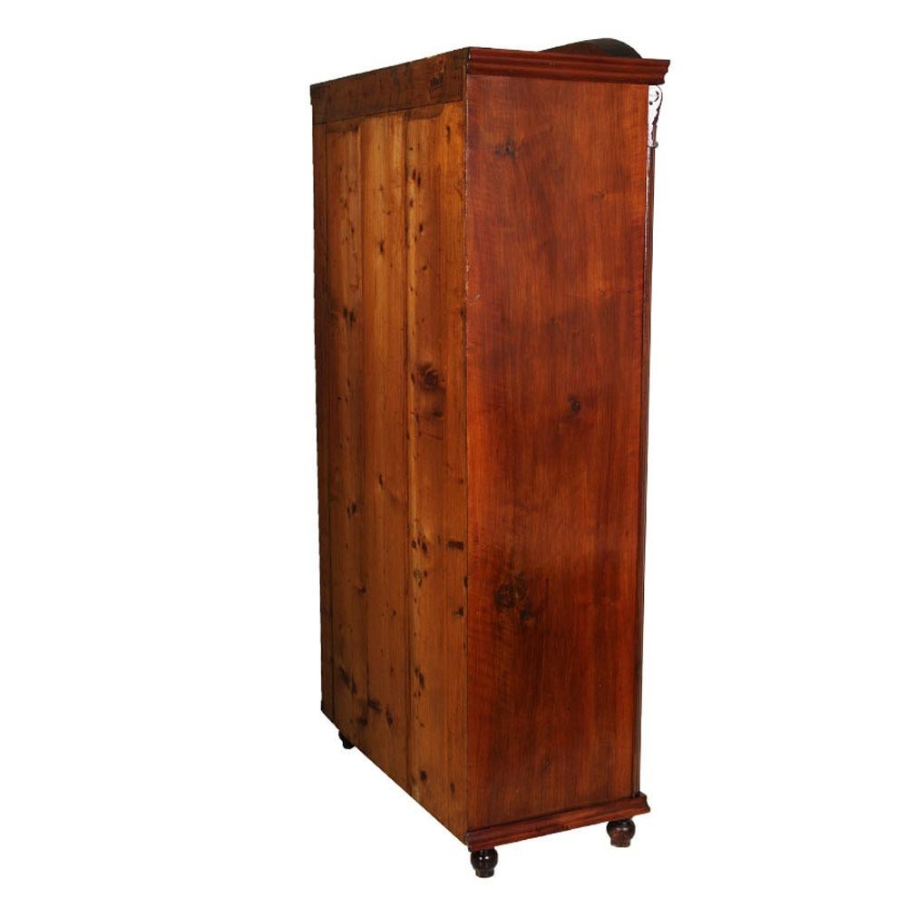 1860s Austrian Biedermeier Wardrobe Cupboard in Walnut, Polished to Wax In Good Condition For Sale In Vigonza, Padua
