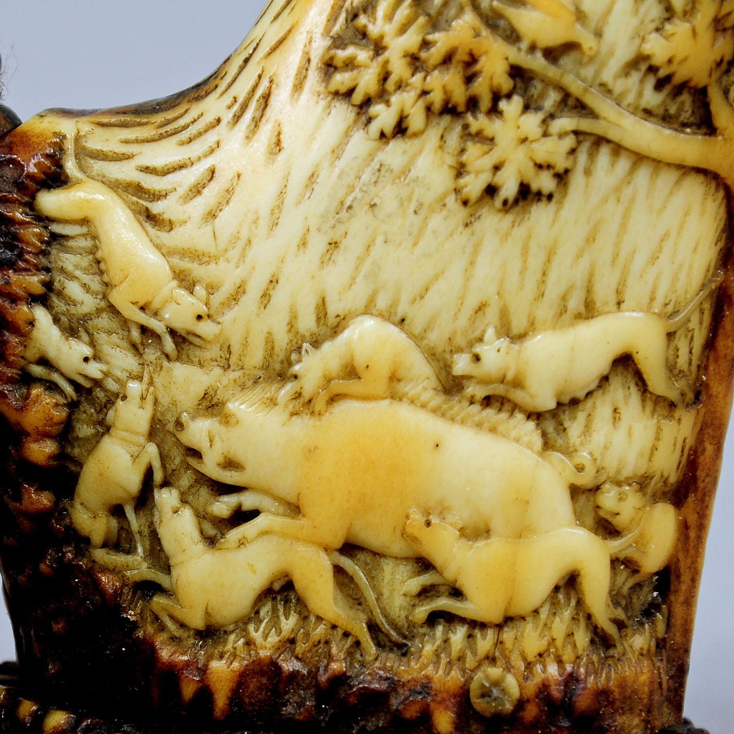1860er geschnitzte Horn-Jagdpfeife im Stil von Lebrecht Wilhelm Schulz im Zustand „Gut“ im Angebot in Berghuelen, DE
