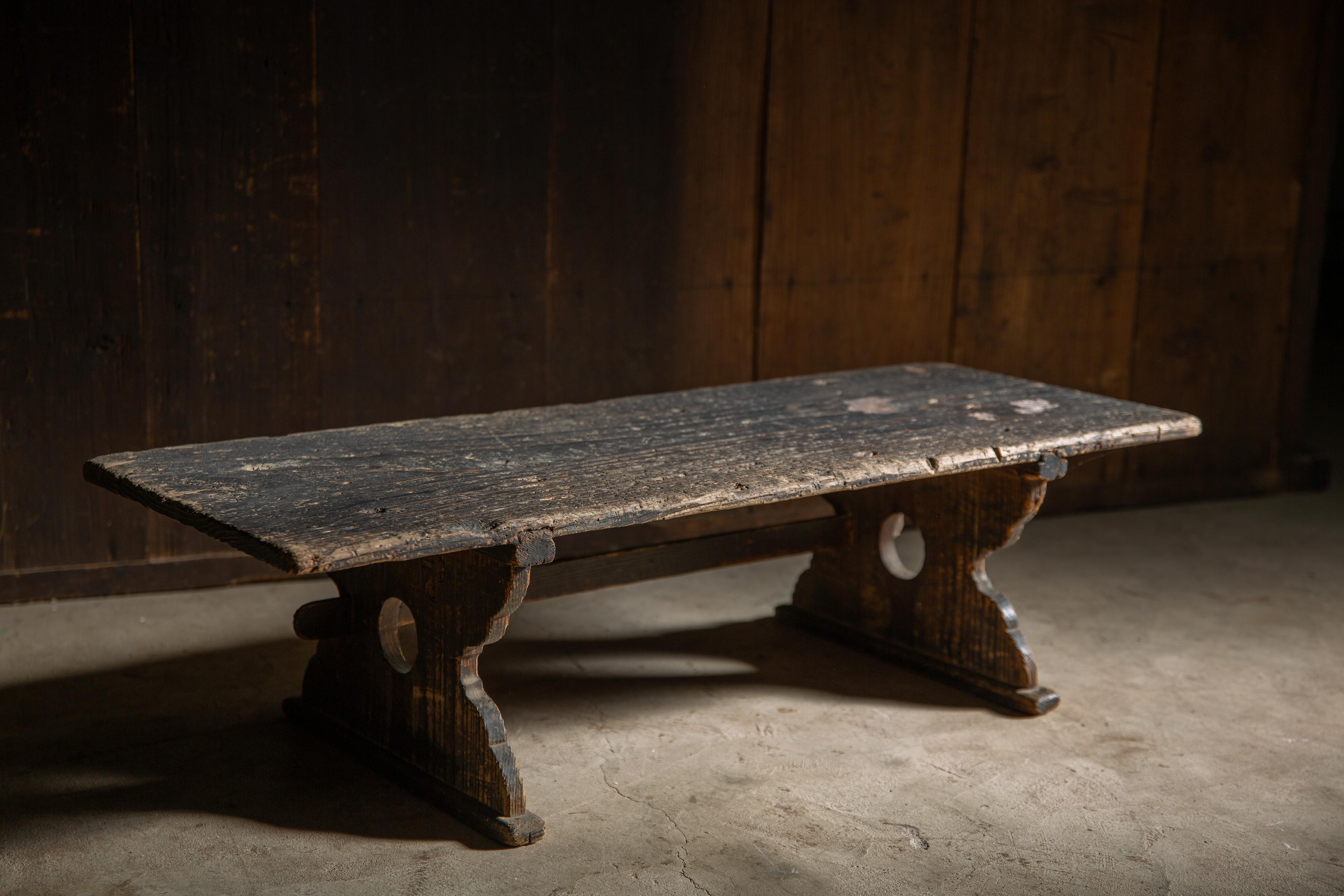 Dalla zona di Tohoku, in Giappone.
Questo antico scrittoio basso è un prodotto della fine dell'epoca Edo. stima dello stile e delle condizioni.
Realizzato in cipresso Hinoki, la lacca urushi originale rimane ancora sulla superficie a grana profonda,
