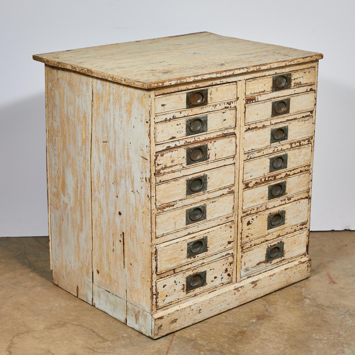 1860er Englischer Sammler-Schubladenschrank Chest im Zustand „Hervorragend“ im Angebot in Los Angeles, CA